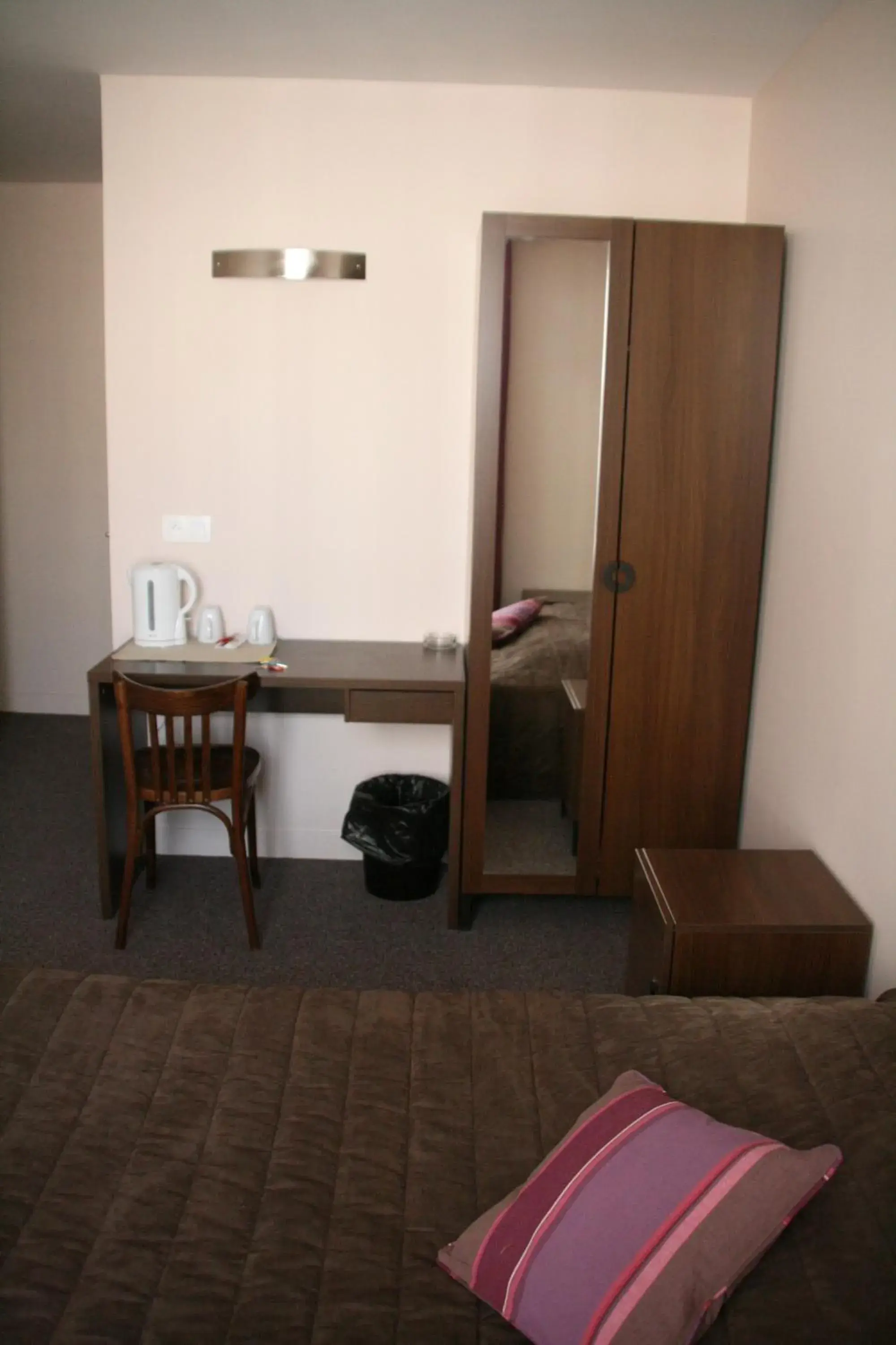 Coffee/tea facilities, Bed in Hôtel du Roussillon