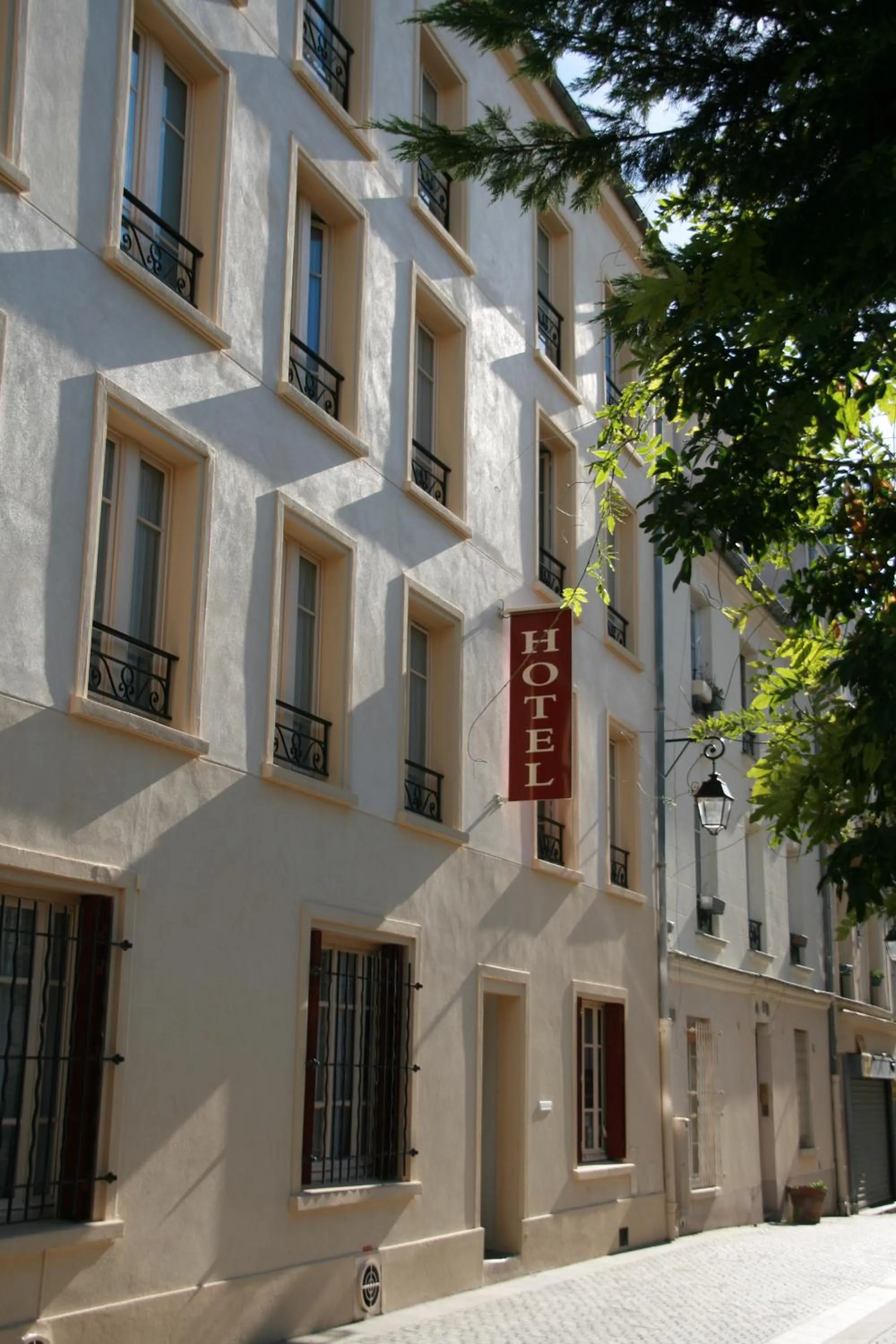 Facade/entrance in Hôtel du Roussillon