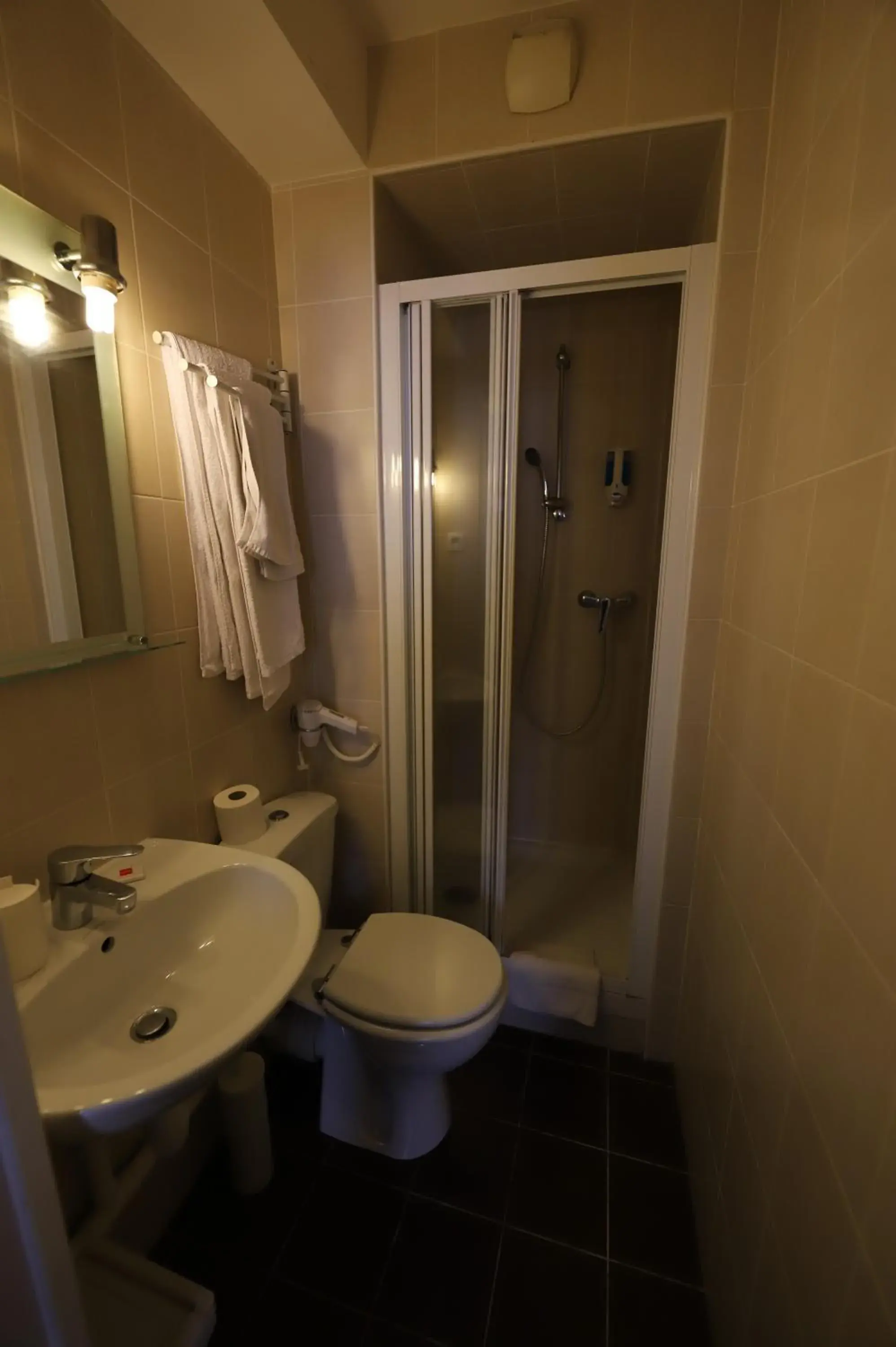 Bathroom in Hôtel du Roussillon