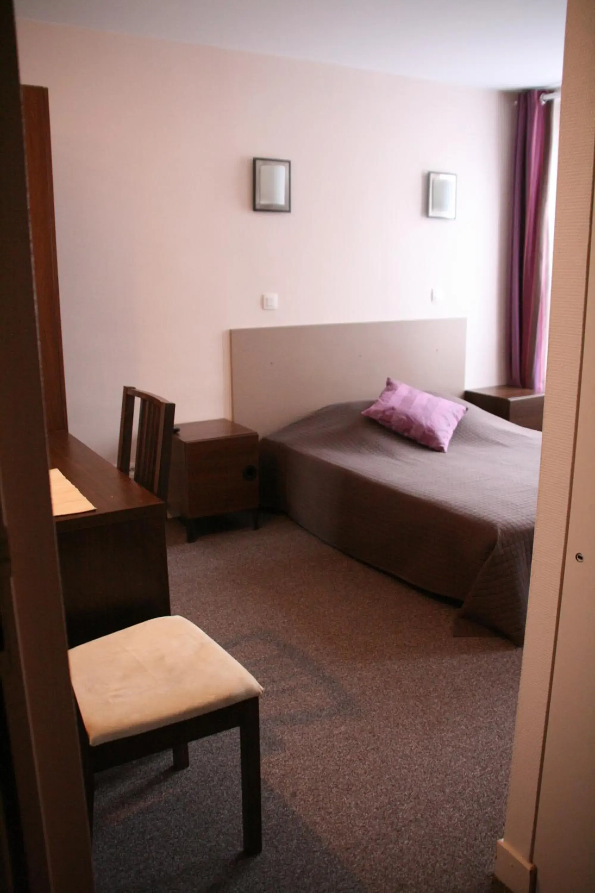 Bed in Hôtel du Roussillon