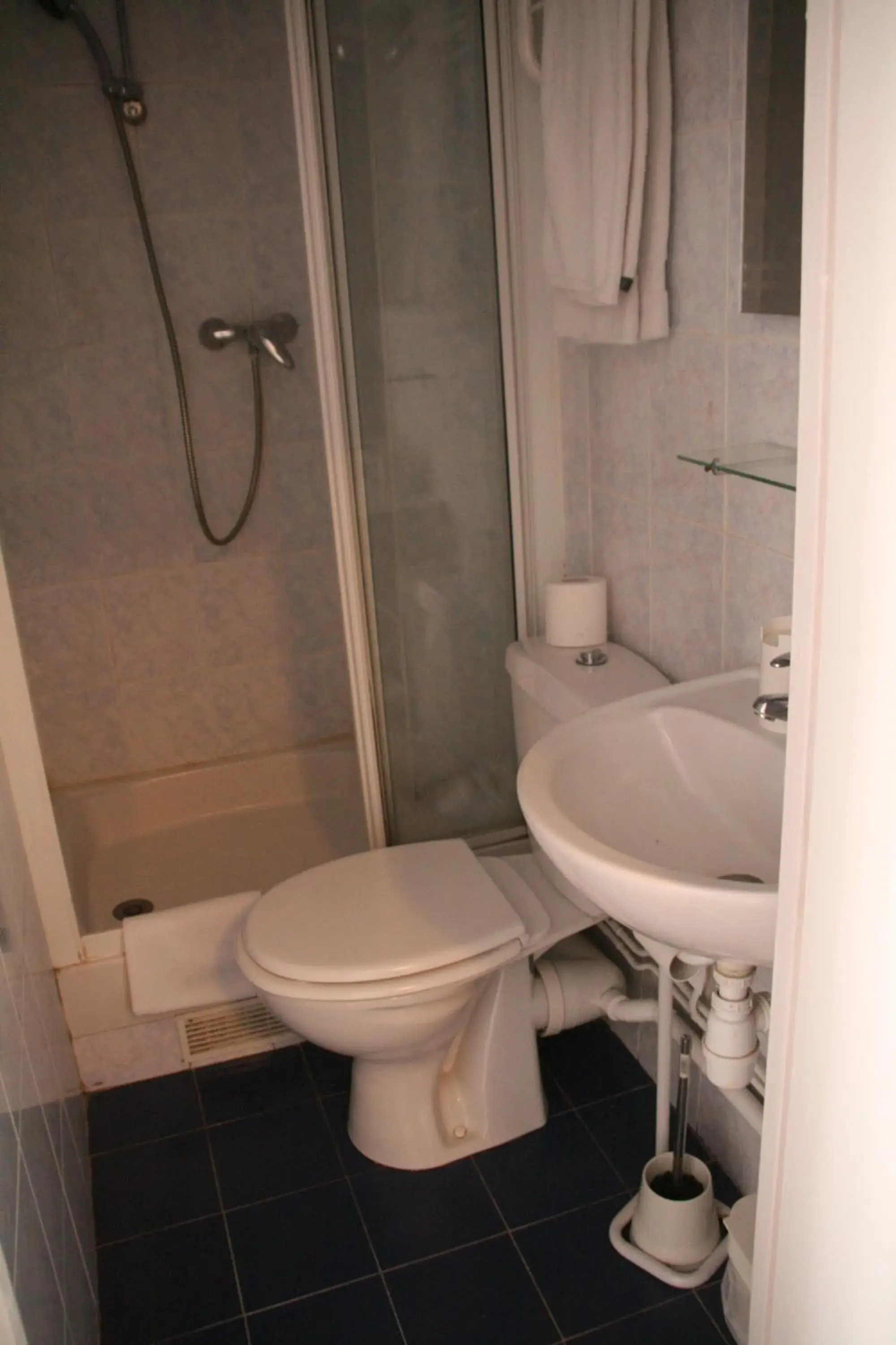 Shower, Bathroom in Hôtel du Roussillon