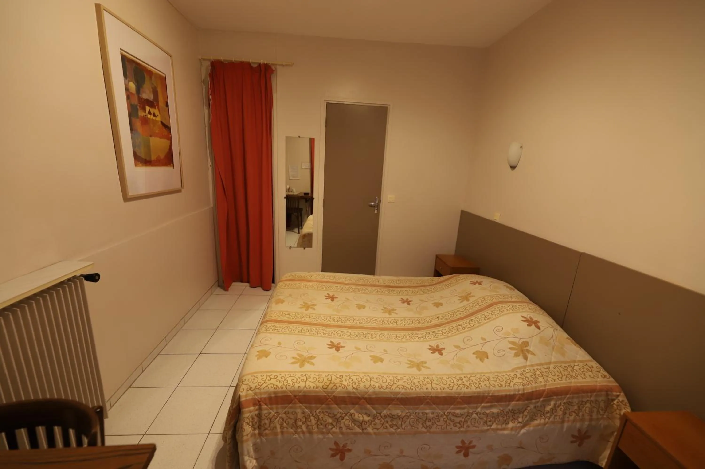 Bed in Hôtel du Roussillon