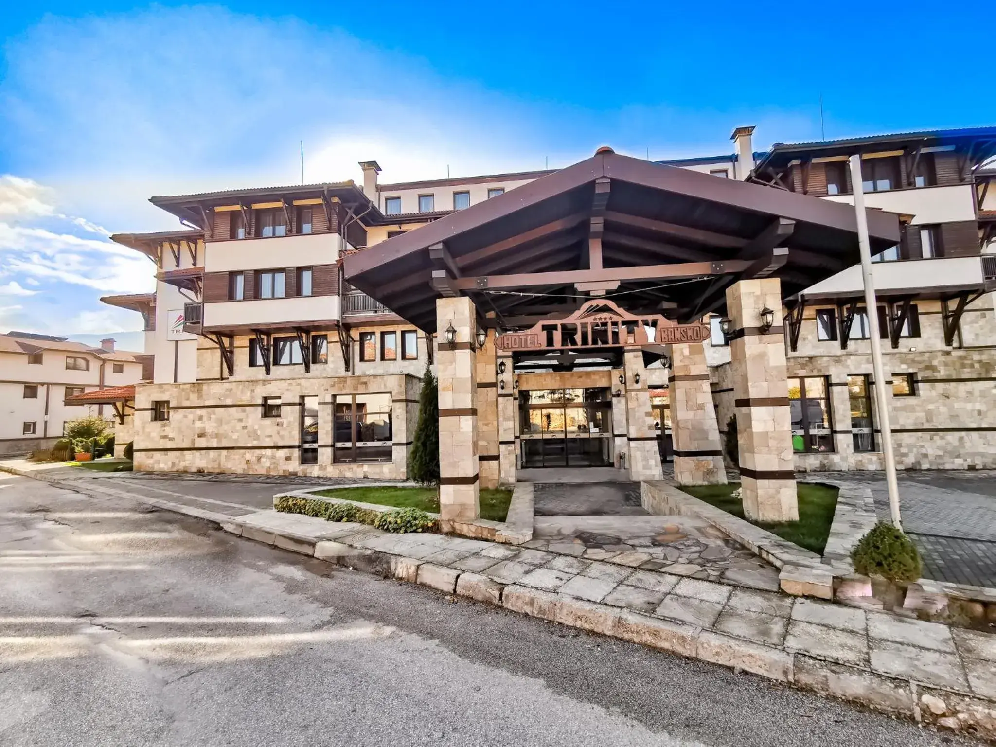 Facade/entrance in Trinity Residence Bansko Facade/entrance in Trinity Residence Bansko