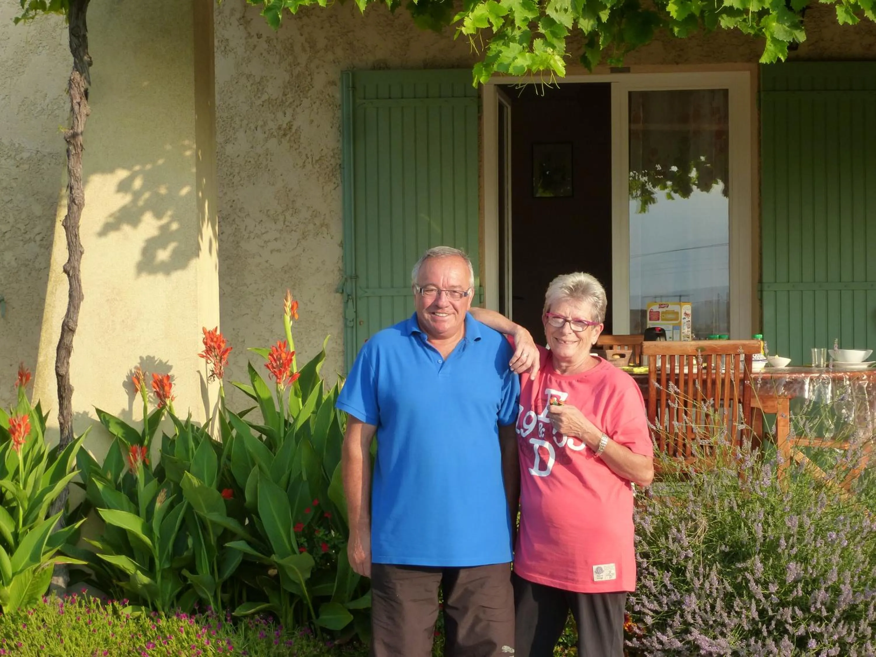 Staff in CHAMBRES D'HÔTES CLIMATISÉES avec CUISINE d'ÉTÉ "VILLA GOUR du PEYROL"