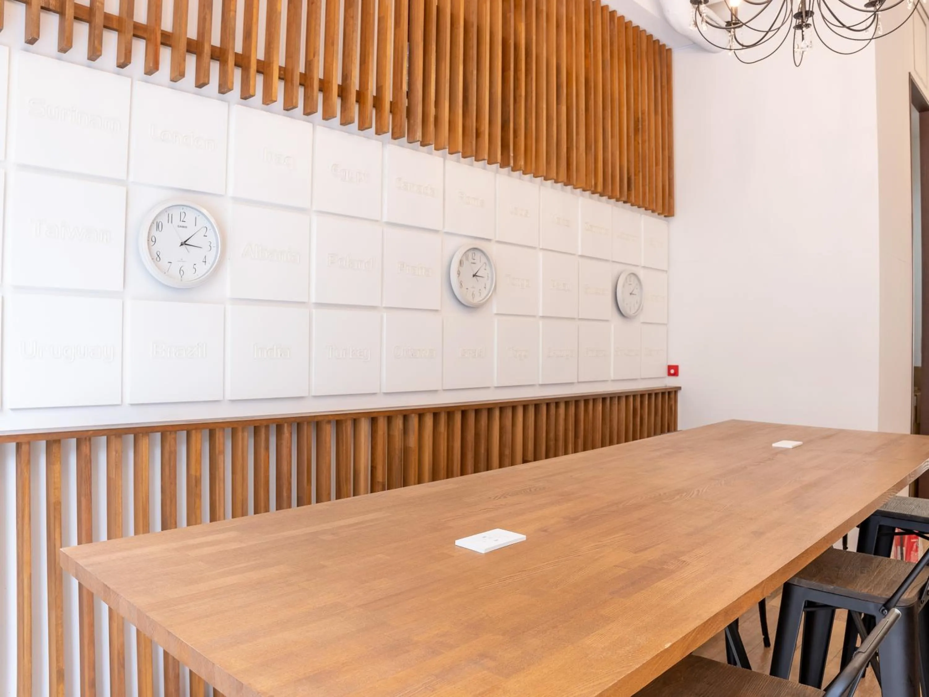 Communal lounge/ TV room in Hiromas Hostel in Ueno