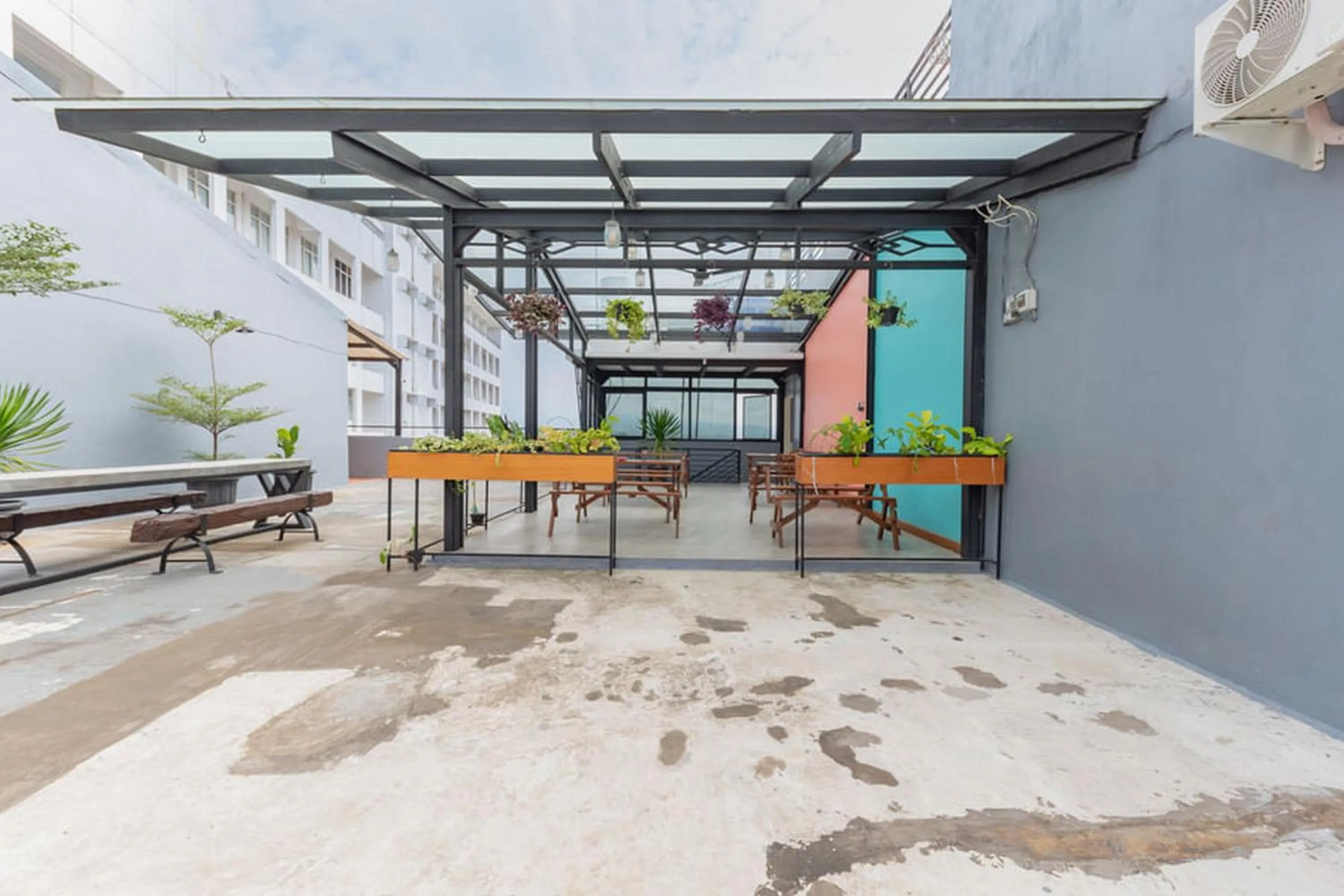 Seating area in Sans Hotel Suryakencana Bogor