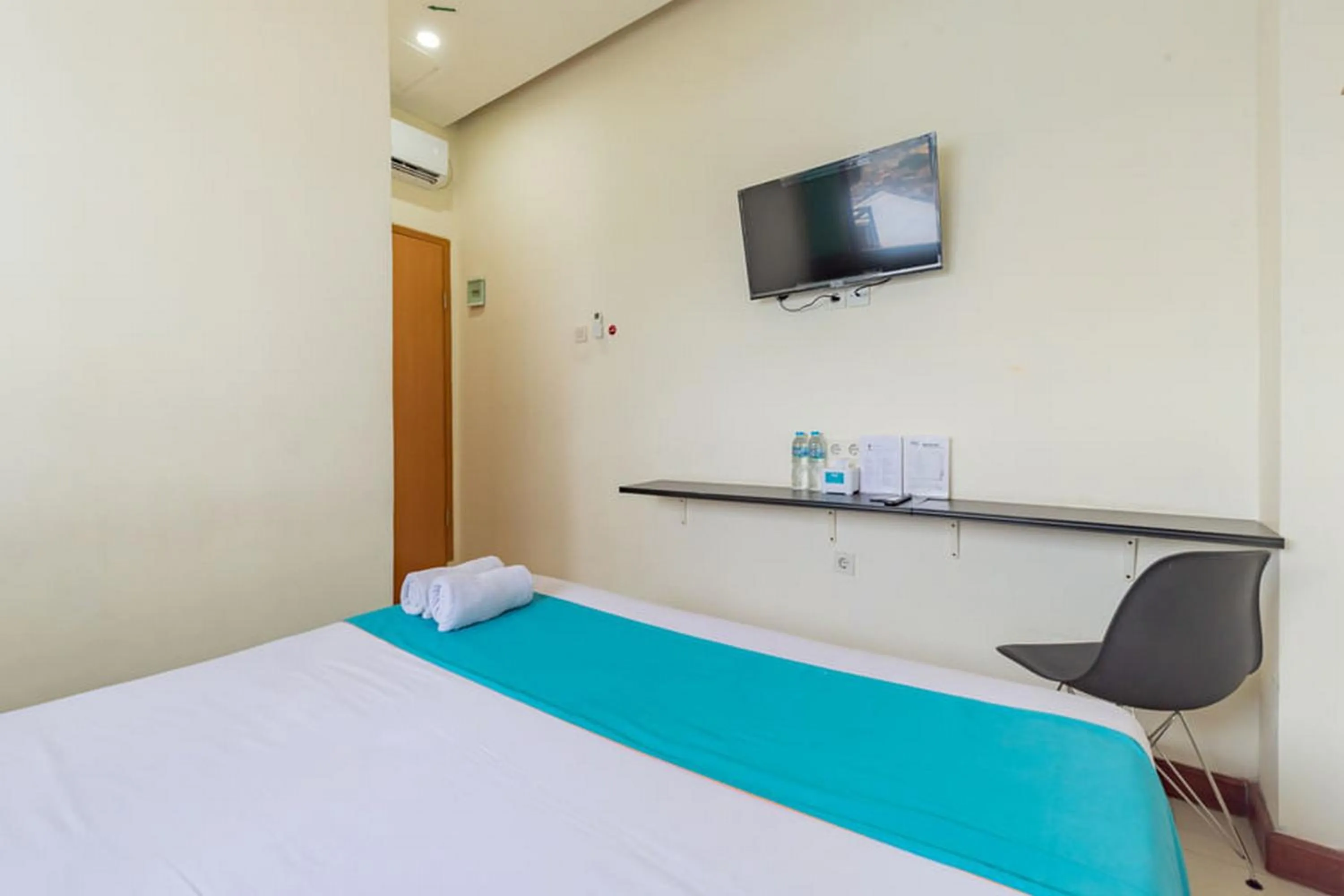 Bedroom, Bed in Sans Hotel Suryakencana Bogor