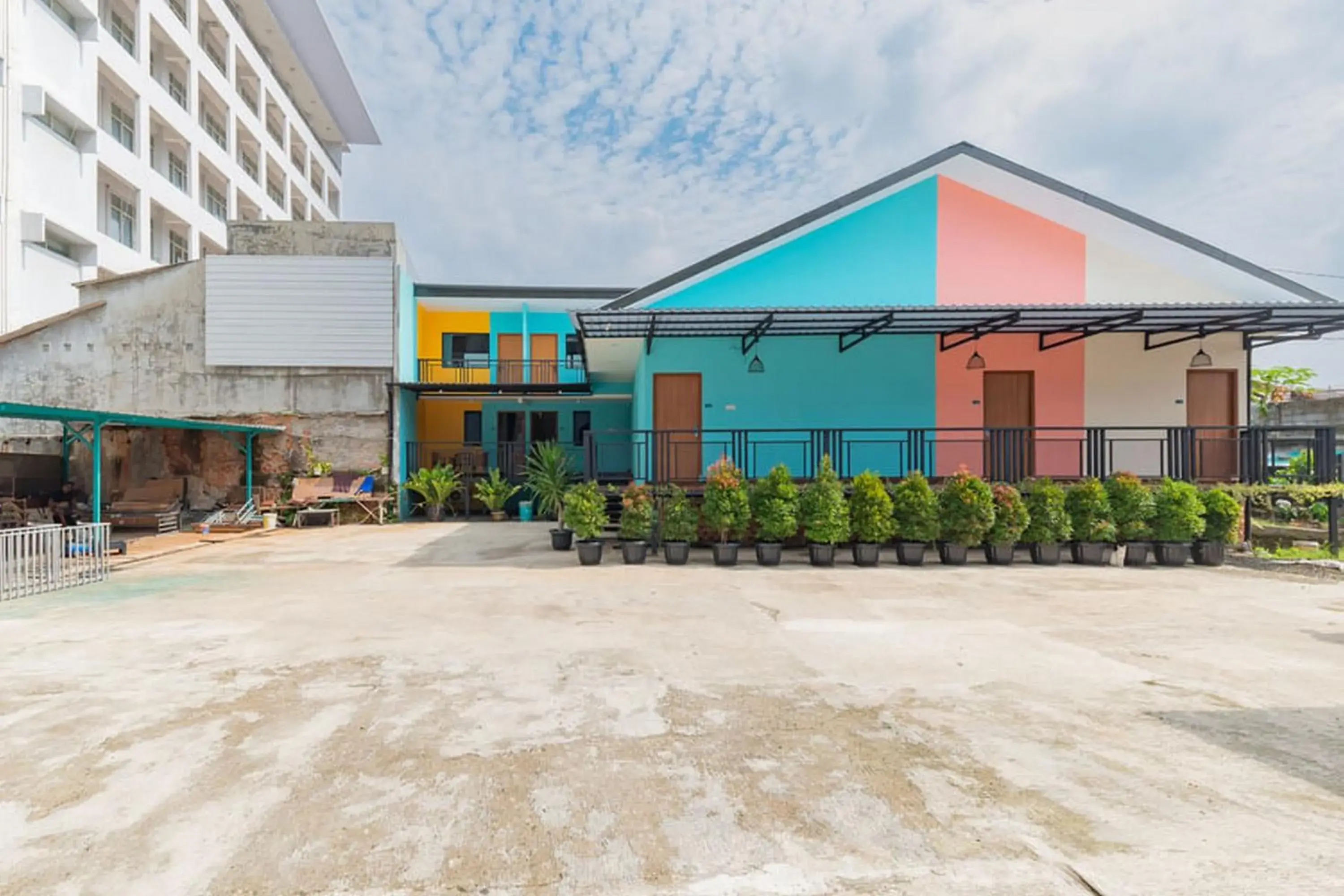 Facade/entrance in Sans Hotel Suryakencana Bogor Facade/entrance in Sans Hotel Suryakencana Bogor