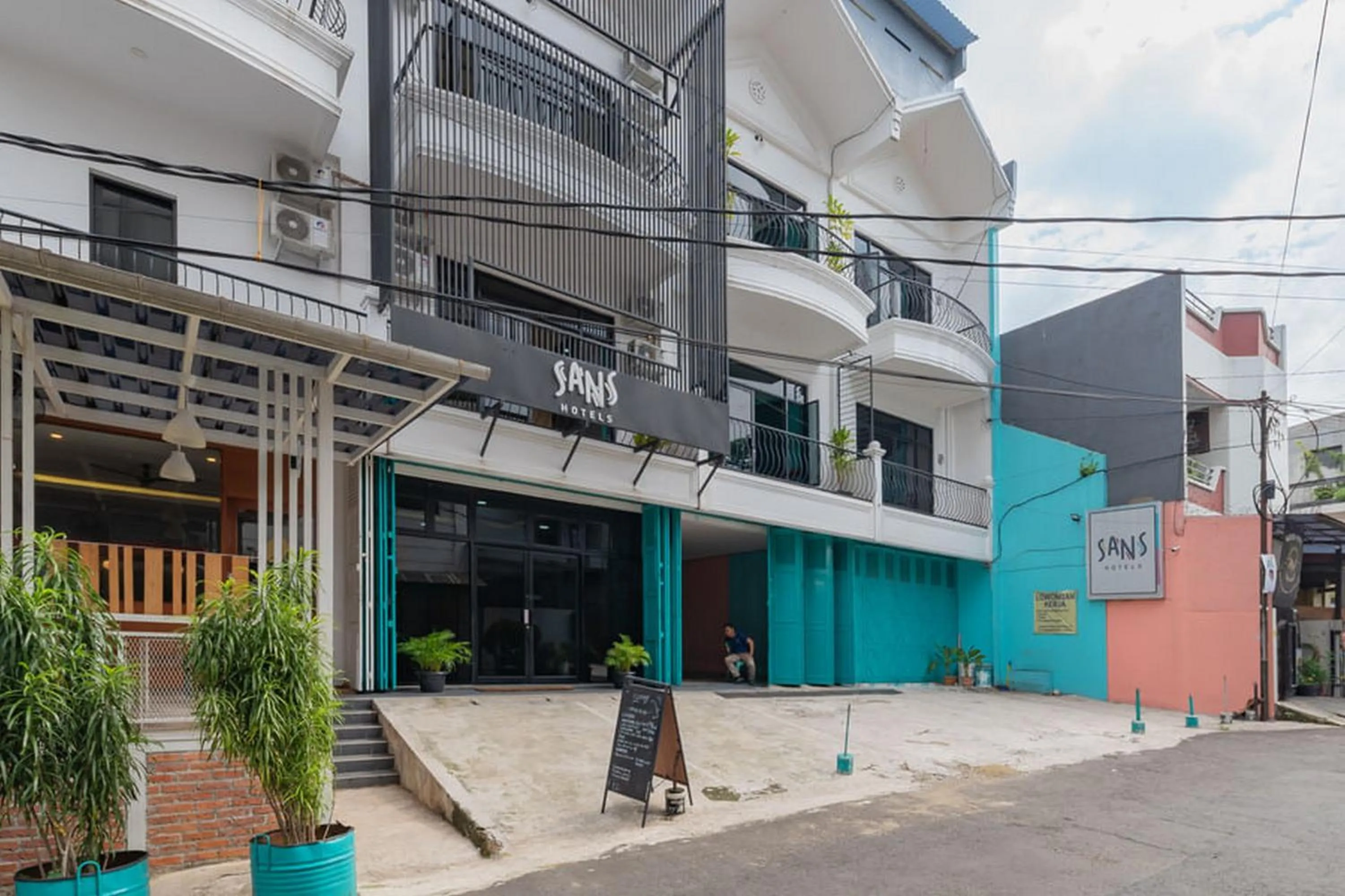 Facade/entrance in Sans Hotel Suryakencana Bogor