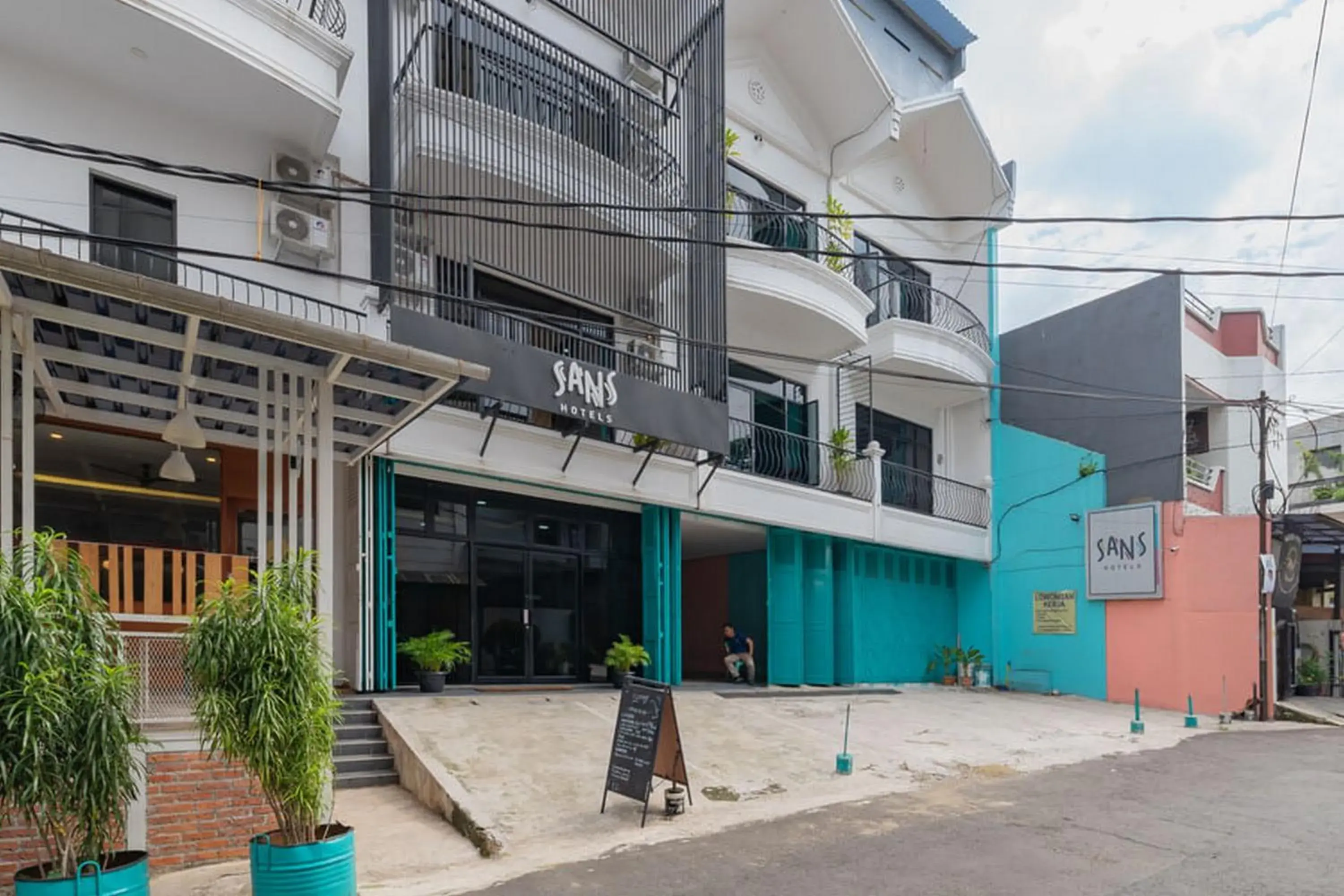 Facade/entrance in Sans Hotel Suryakencana Bogor Facade/entrance in Sans Hotel Suryakencana Bogor