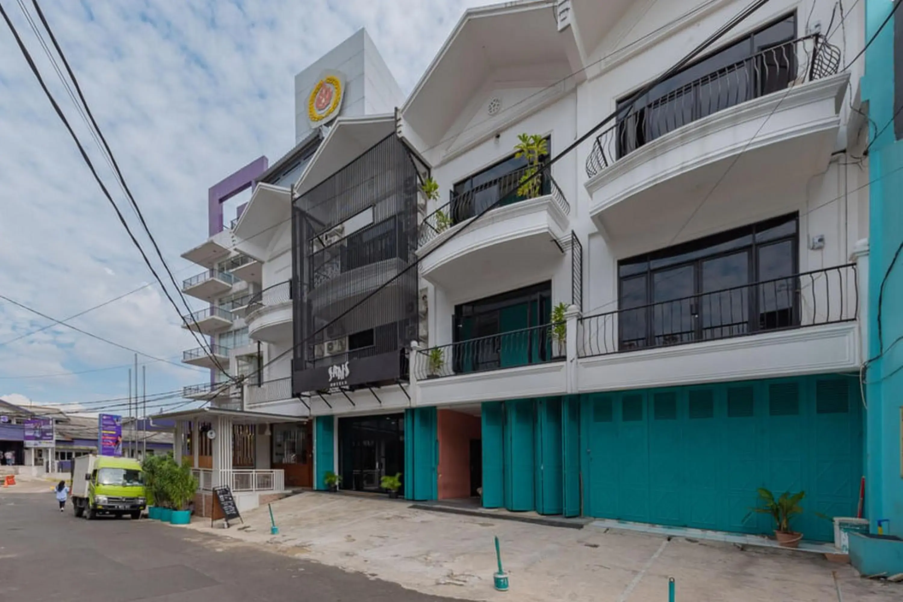 Facade/entrance in Sans Hotel Suryakencana Bogor Facade/entrance in Sans Hotel Suryakencana Bogor