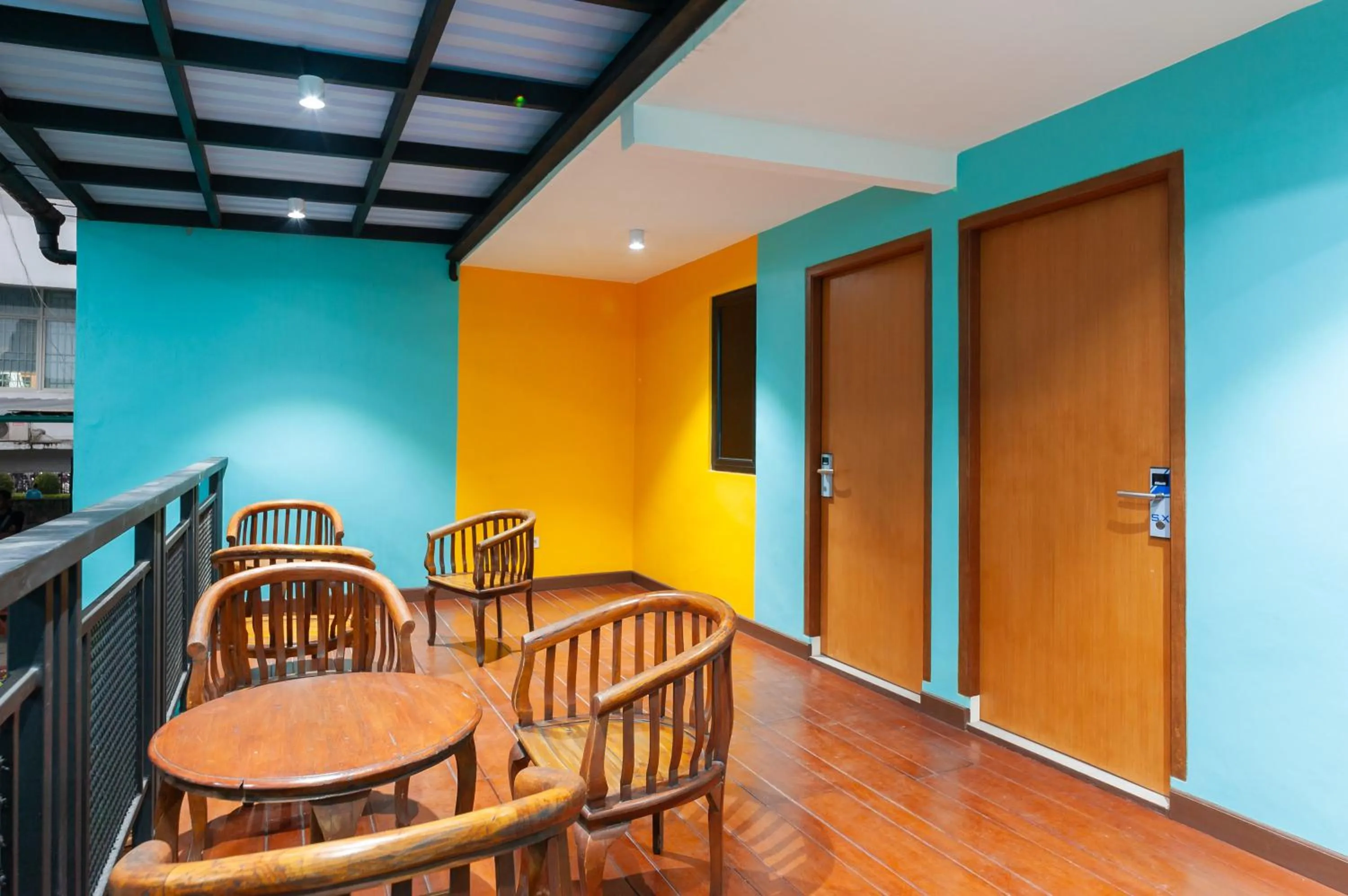 Seating area in Sans Hotel Suryakencana Bogor