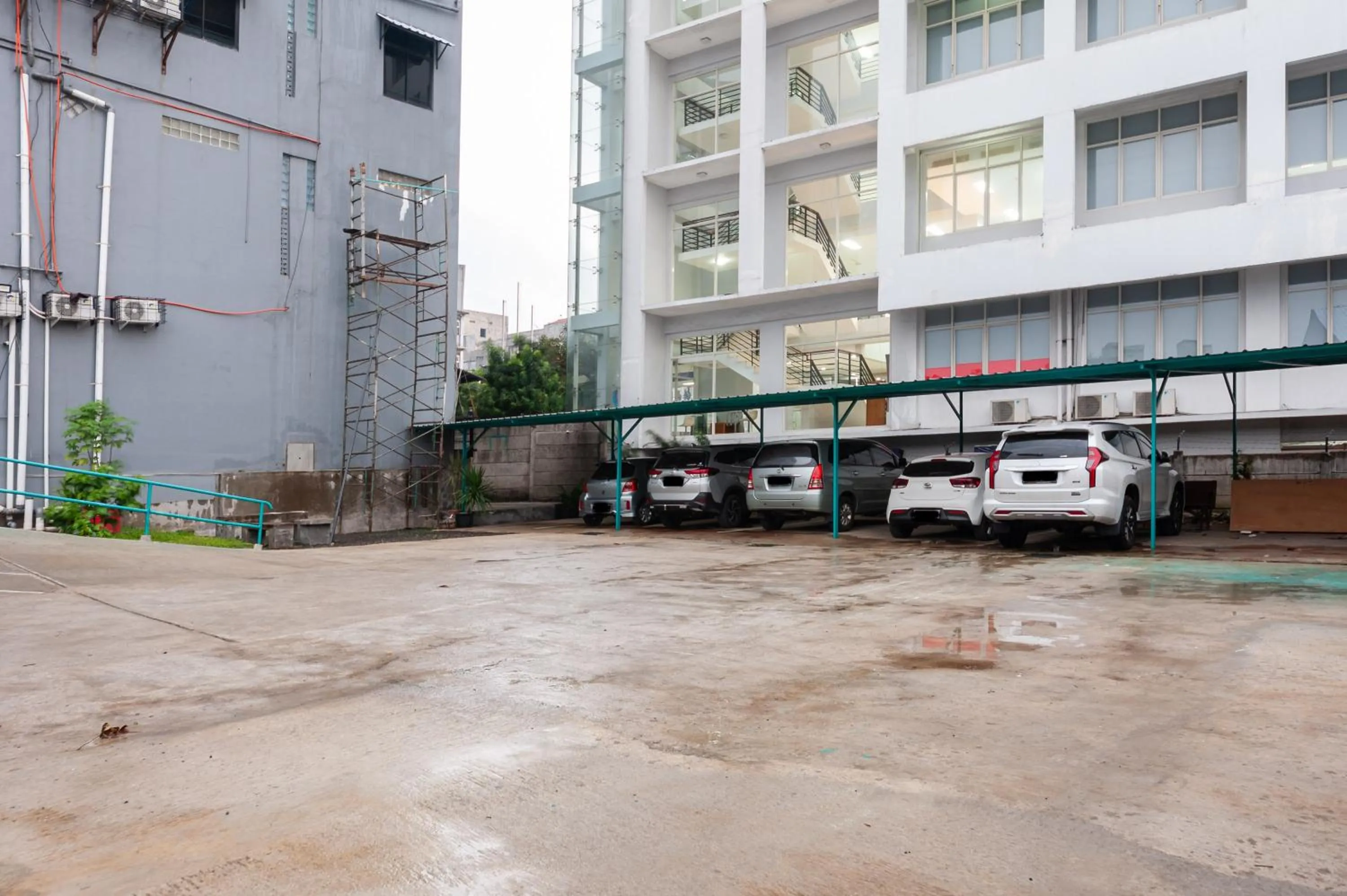 Parking in Sans Hotel Suryakencana Bogor