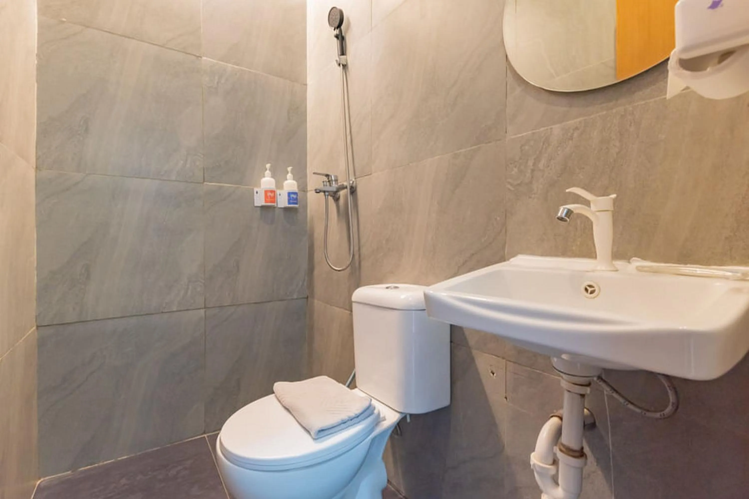 Bathroom in Sans Hotel Suryakencana Bogor