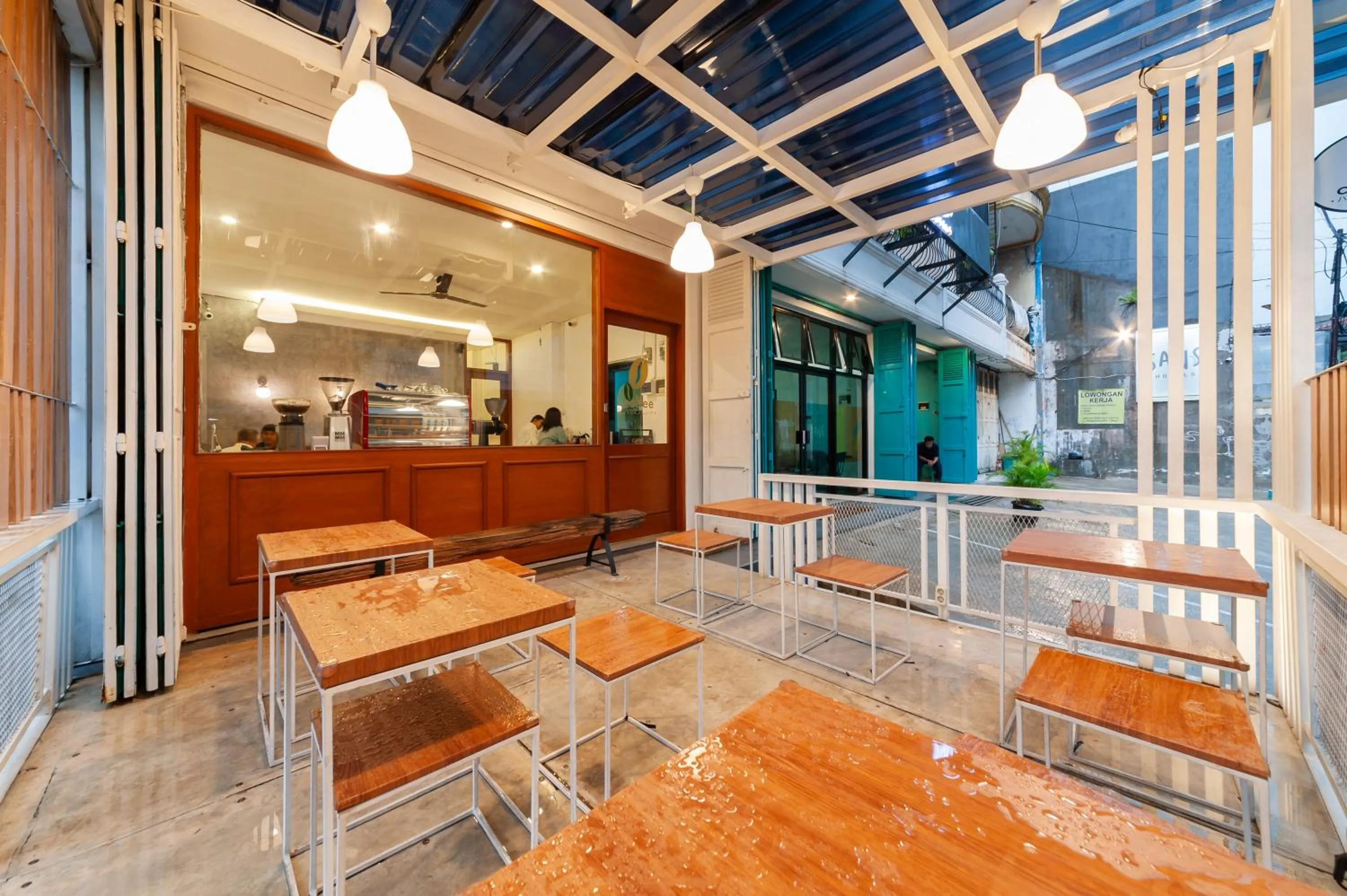 Seating area in Sans Hotel Suryakencana Bogor