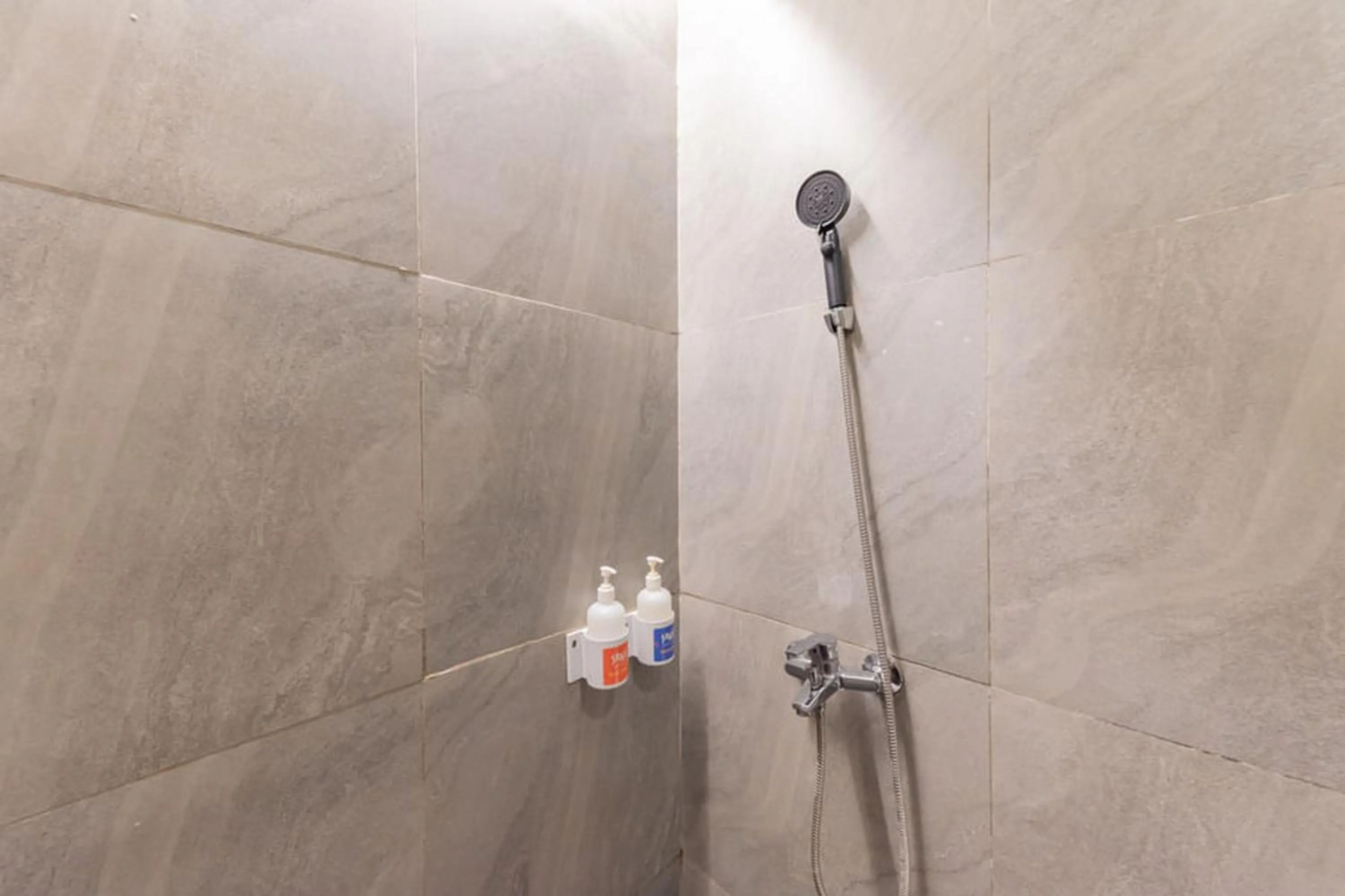 Bathroom in Sans Hotel Suryakencana Bogor