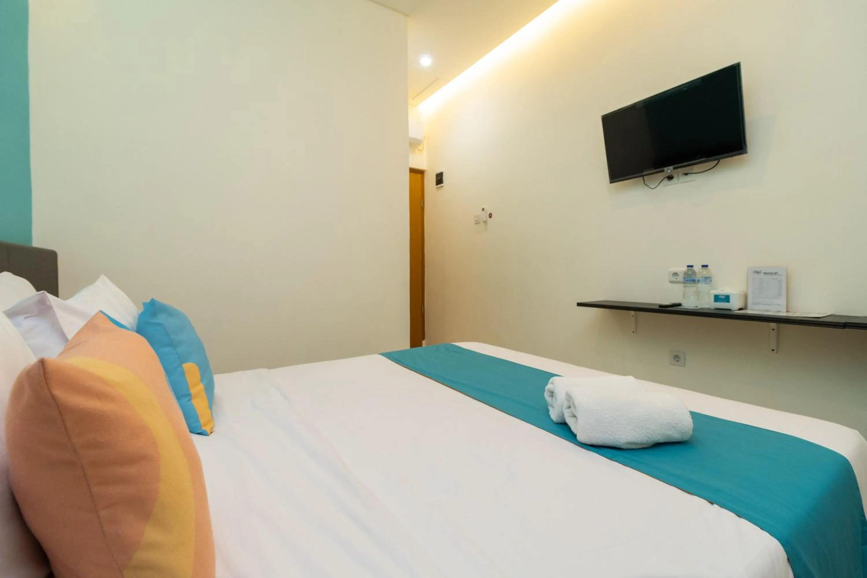 Bedroom, Bed in Sans Hotel Suryakencana Bogor