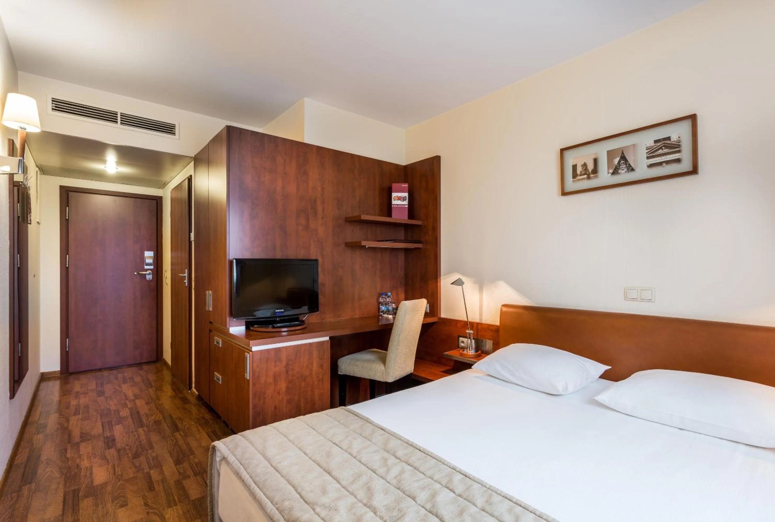 Bed in Qubus Hotel Gliwice
