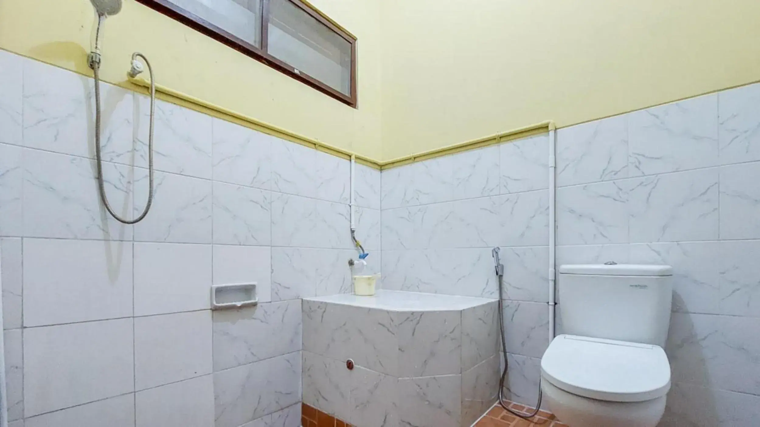 Bathroom in Hotel Shinta 2 near Alun Alun Kertosono Mitra RedDoorz Bathroom in Hotel Shinta 2 near Alun Alun Kertosono Mitra RedDoorz