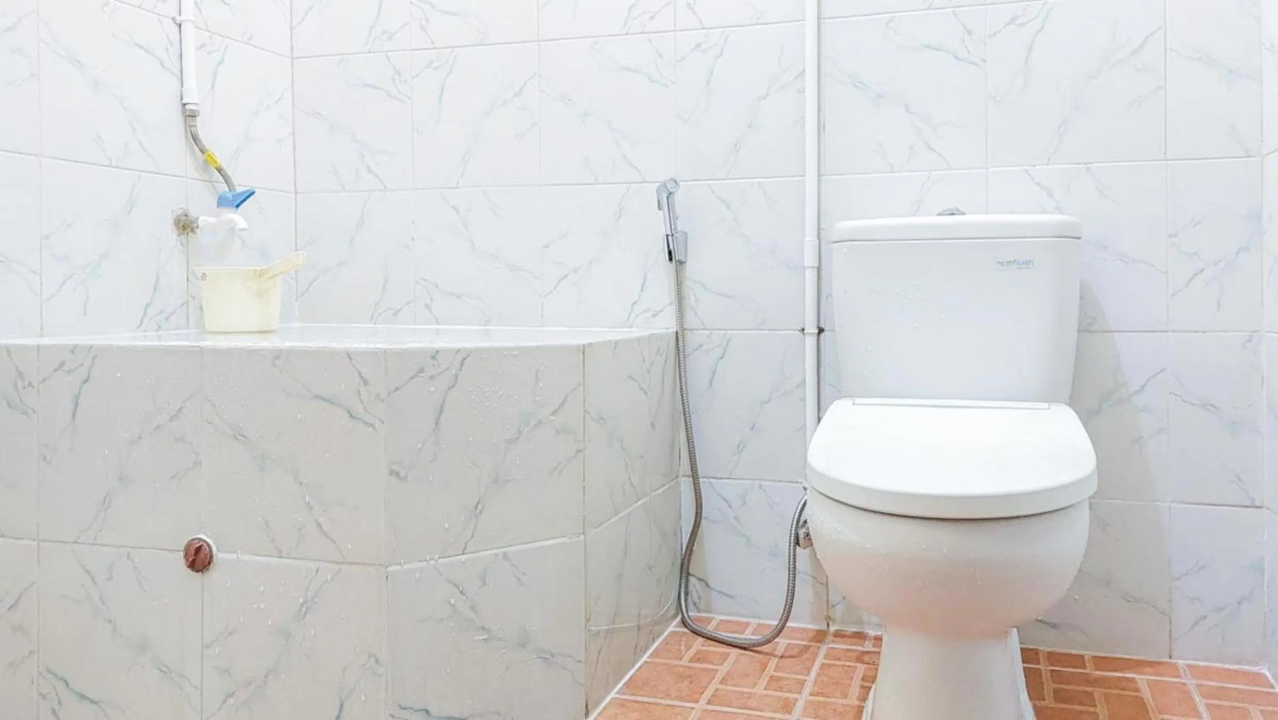 Bathroom in Hotel Shinta 2 near Alun Alun Kertosono Mitra RedDoorz