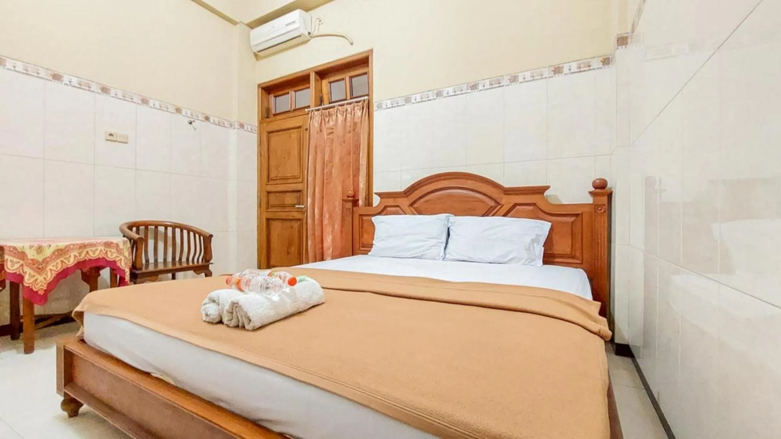 Bedroom, Bed in Hotel Shinta 2 near Alun Alun Kertosono Mitra RedDoorz