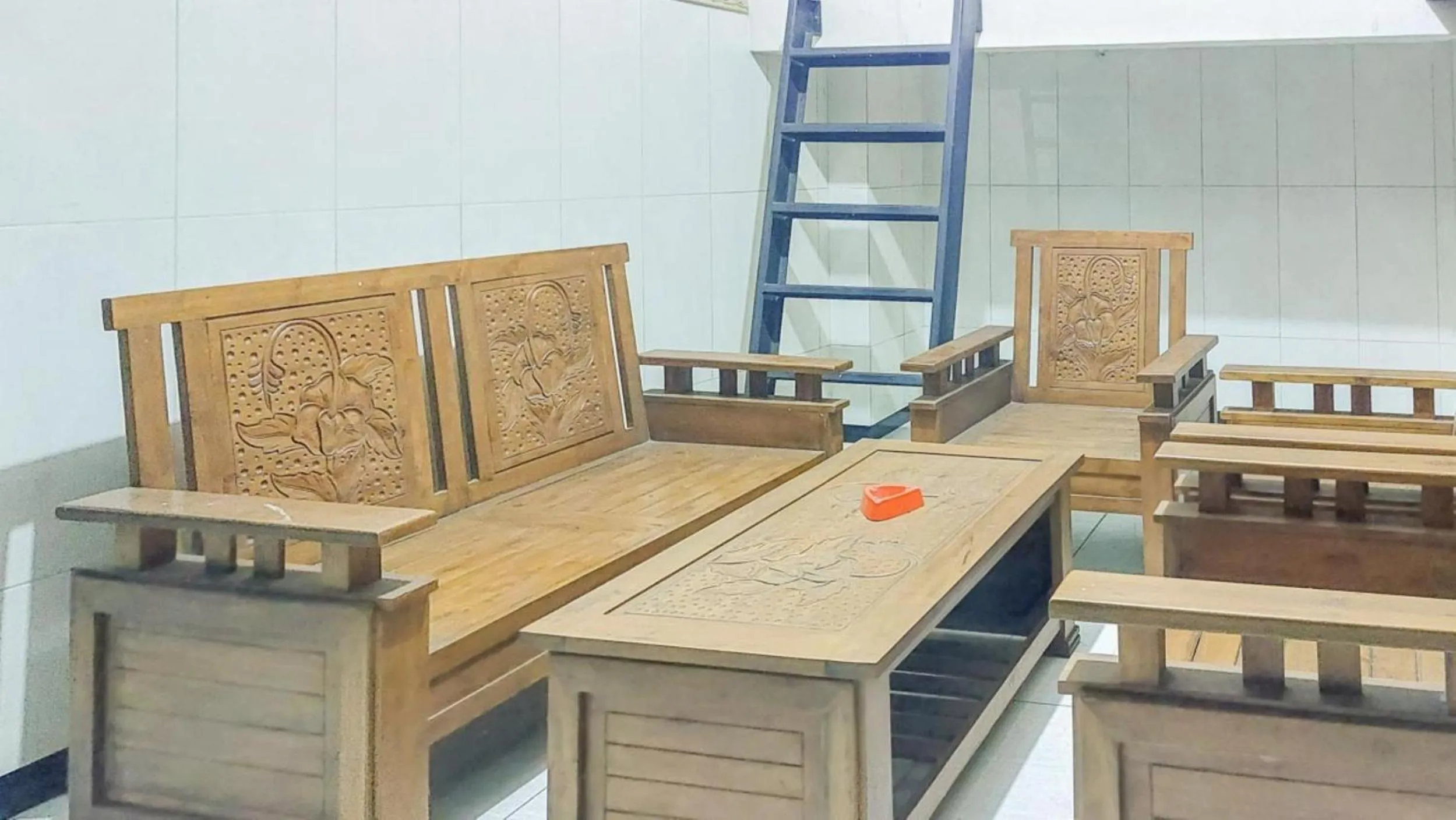 Seating area in Hotel Shinta 2 near Alun Alun Kertosono Mitra RedDoorz