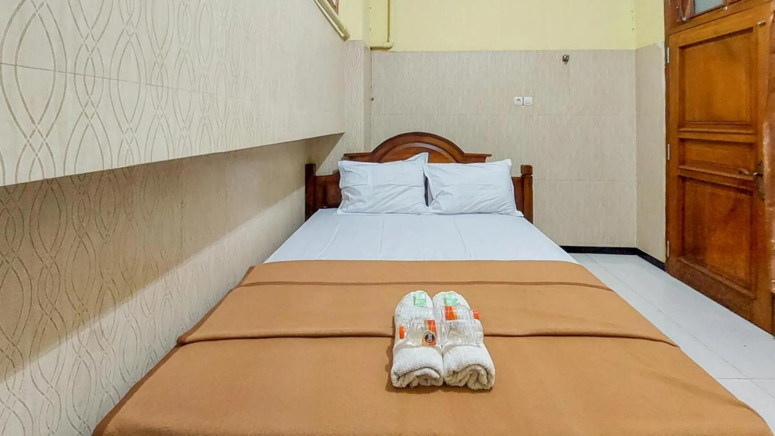 Bedroom, Bed in Hotel Shinta 2 near Alun Alun Kertosono Mitra RedDoorz