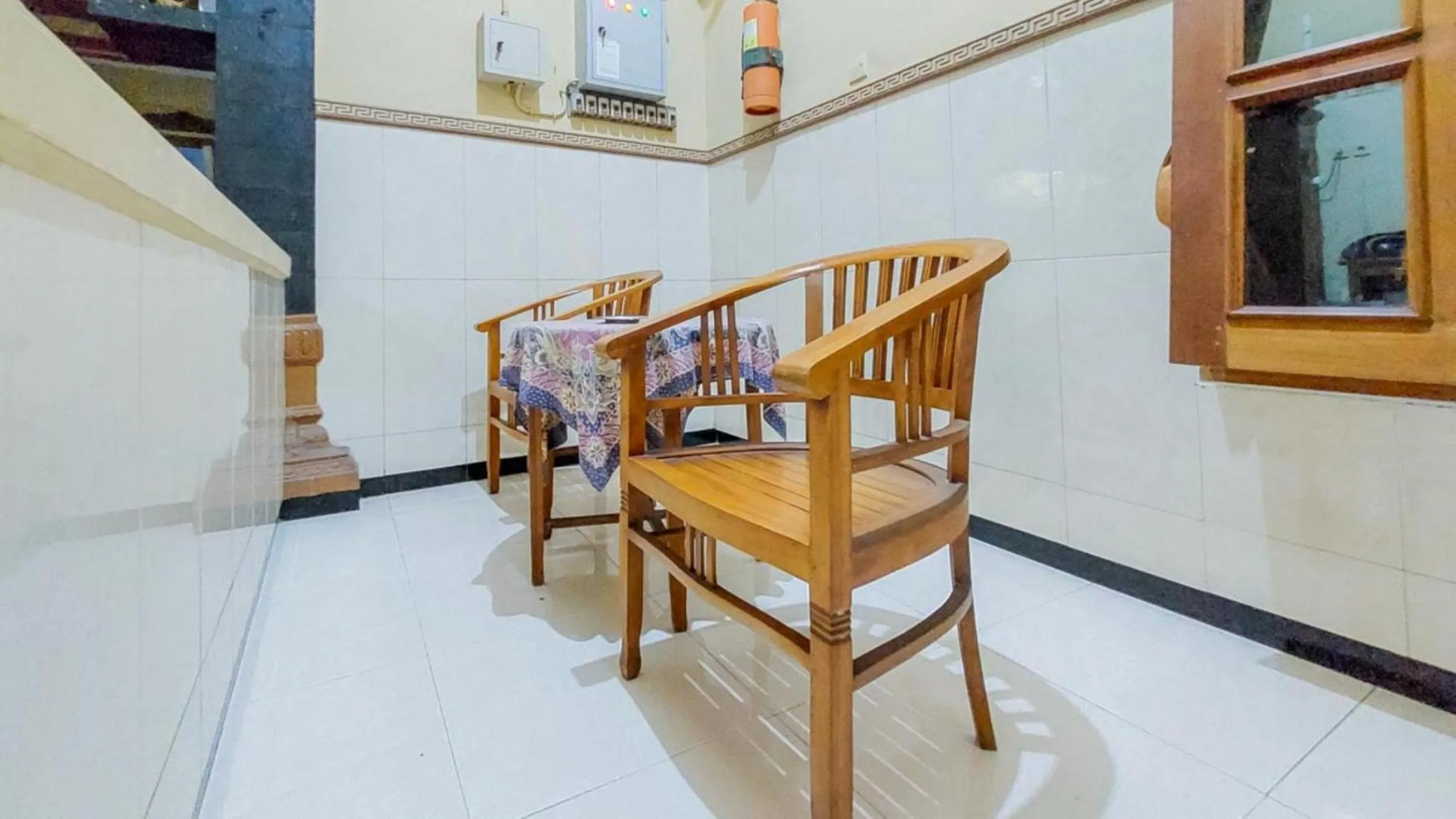 Seating area in Hotel Shinta 2 near Alun Alun Kertosono Mitra RedDoorz