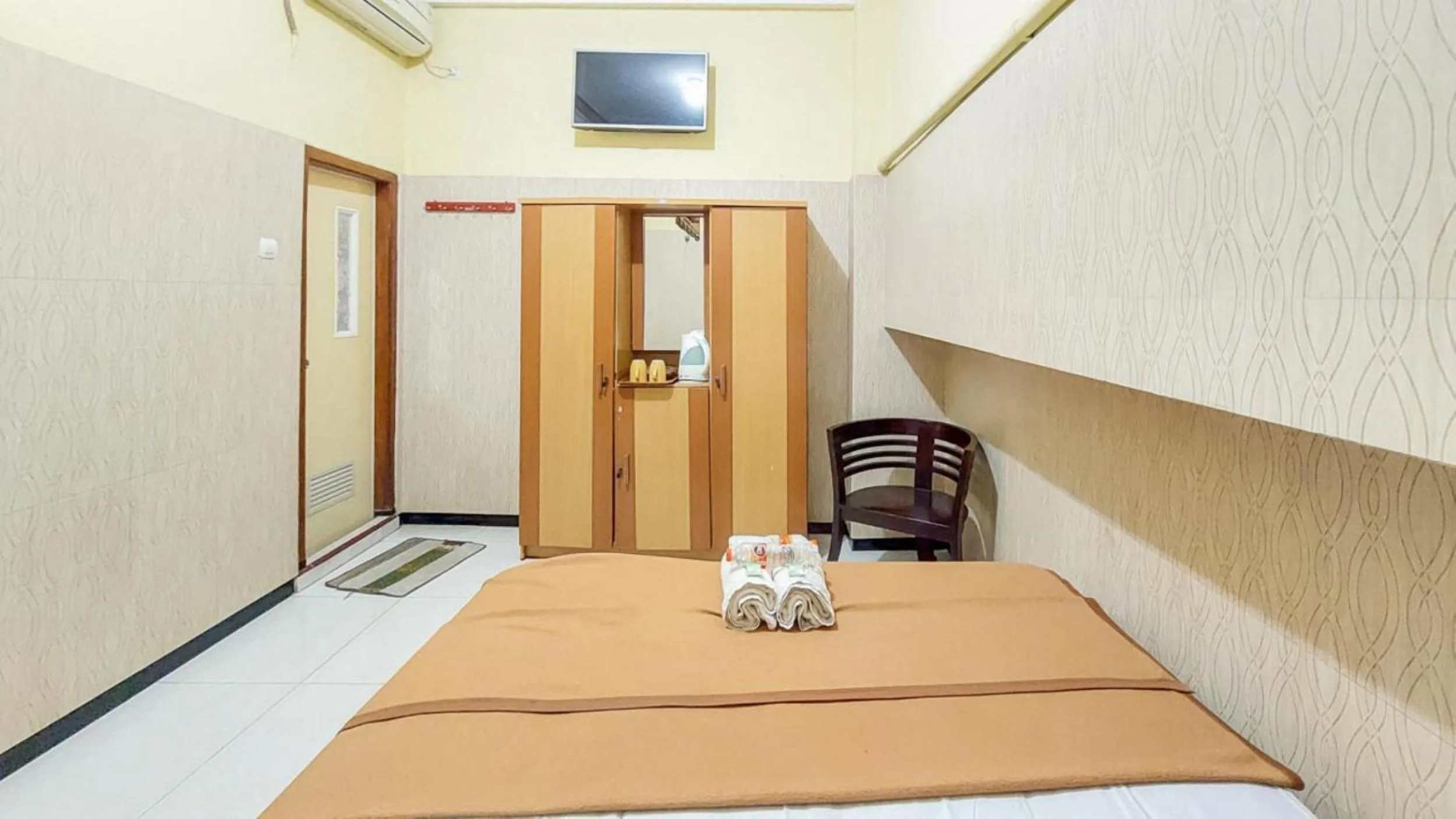 Bedroom, Bed in Hotel Shinta 2 near Alun Alun Kertosono Mitra RedDoorz