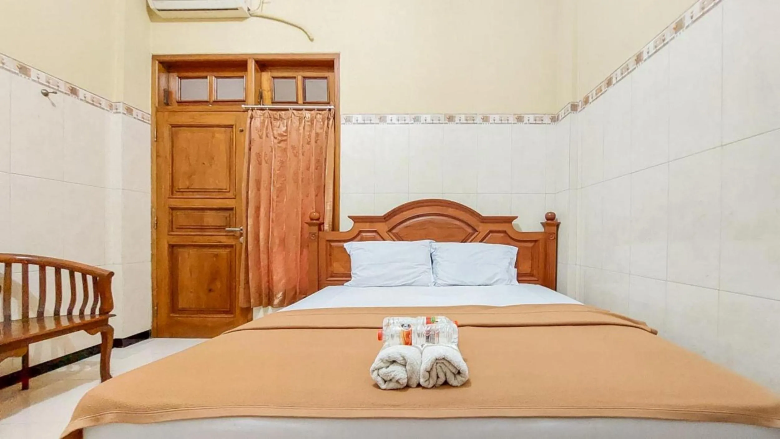 Bedroom, Bed in Hotel Shinta 2 near Alun Alun Kertosono Mitra RedDoorz