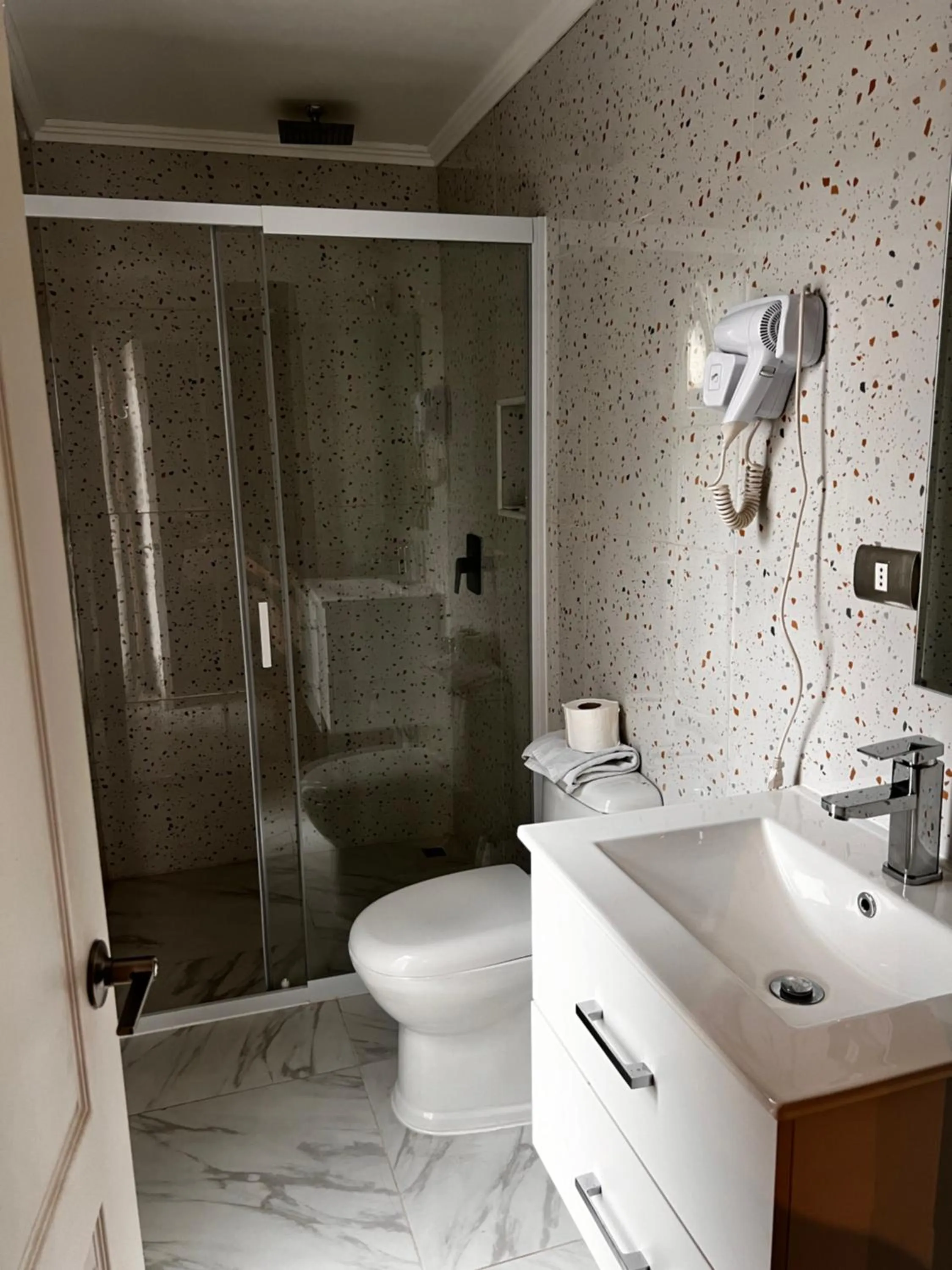 Shower in Hotel Mackenna