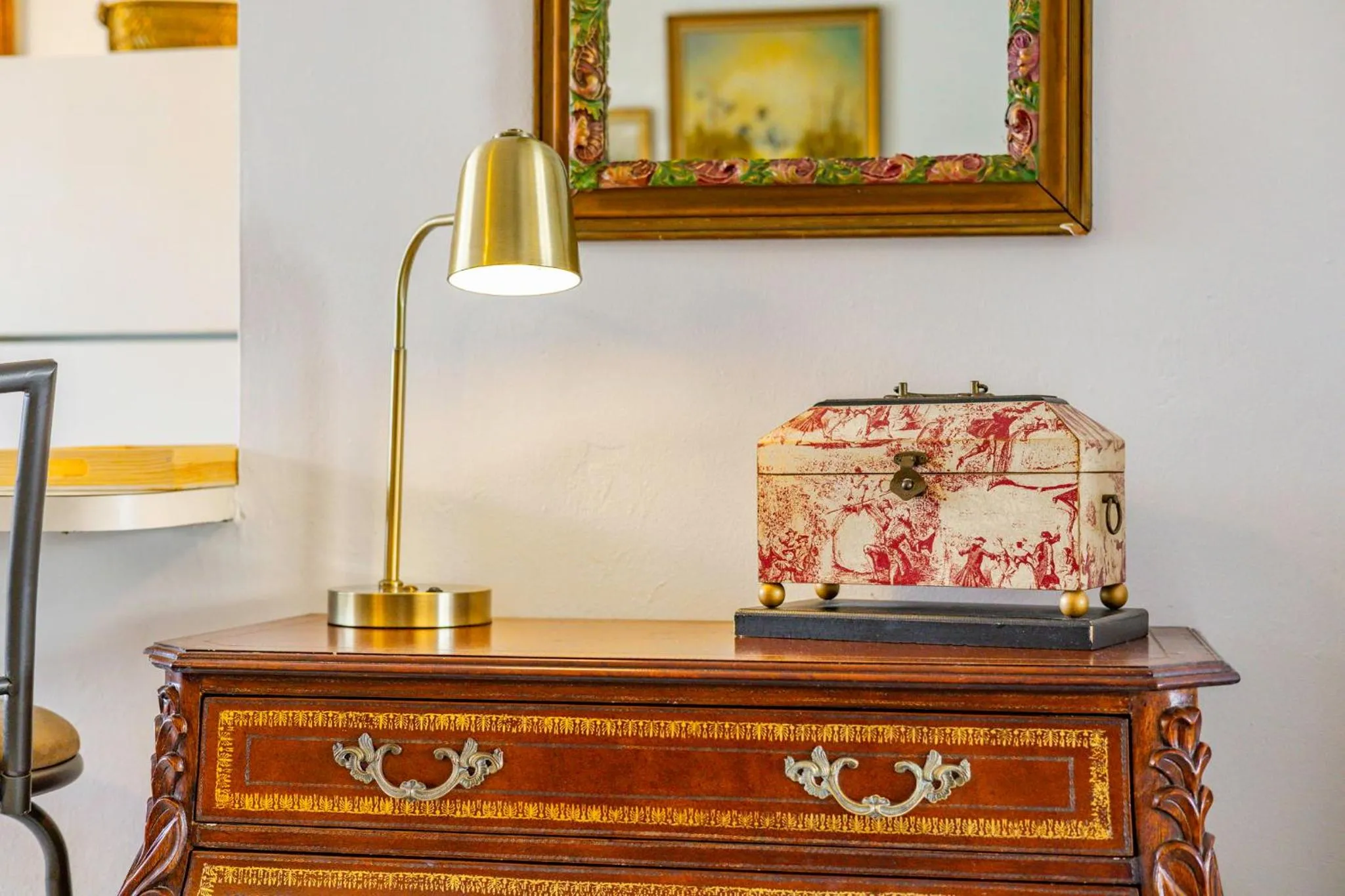 Living room in Victoria Park Regency