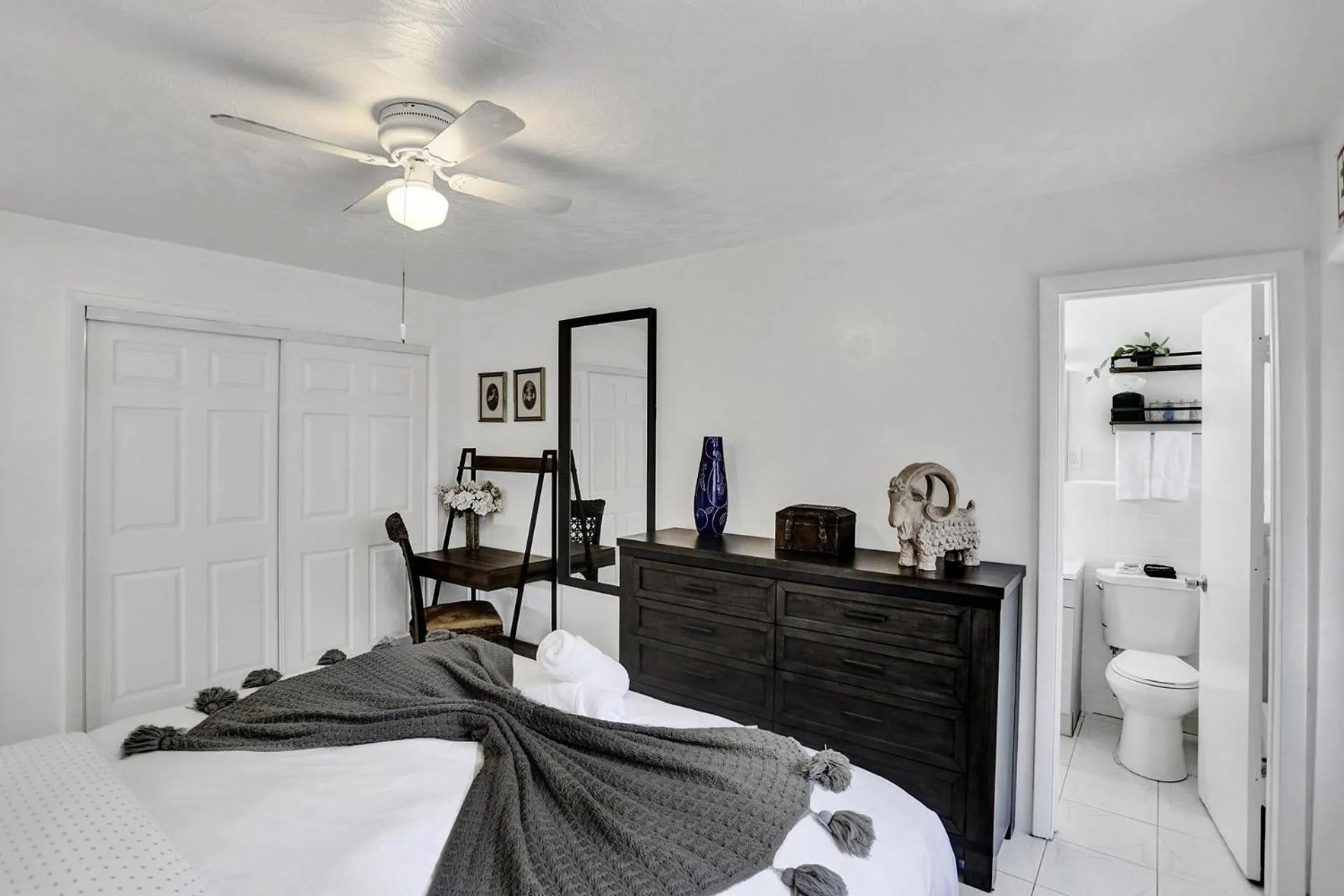 Bedroom, Bed in Victoria Park Regency