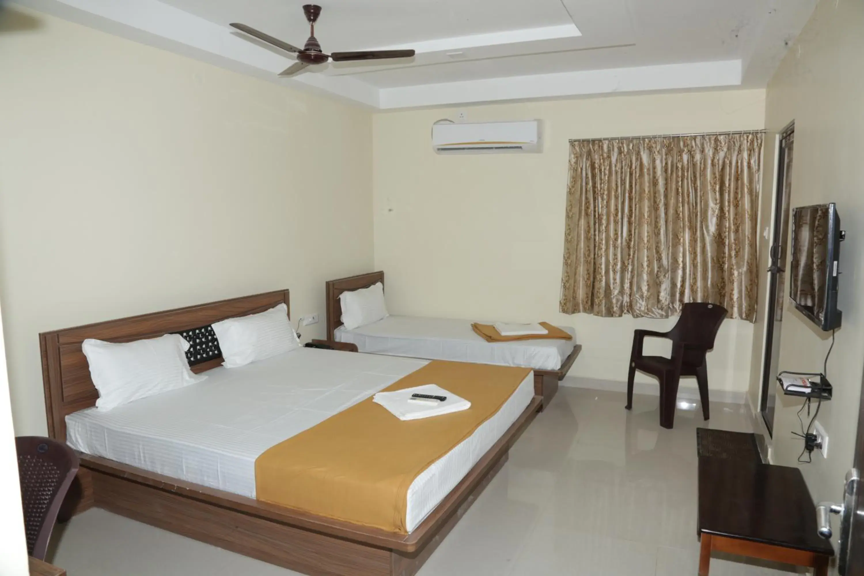Luxury Triple Room in Santhosh Inn Luxury Triple Room in Santhosh Inn