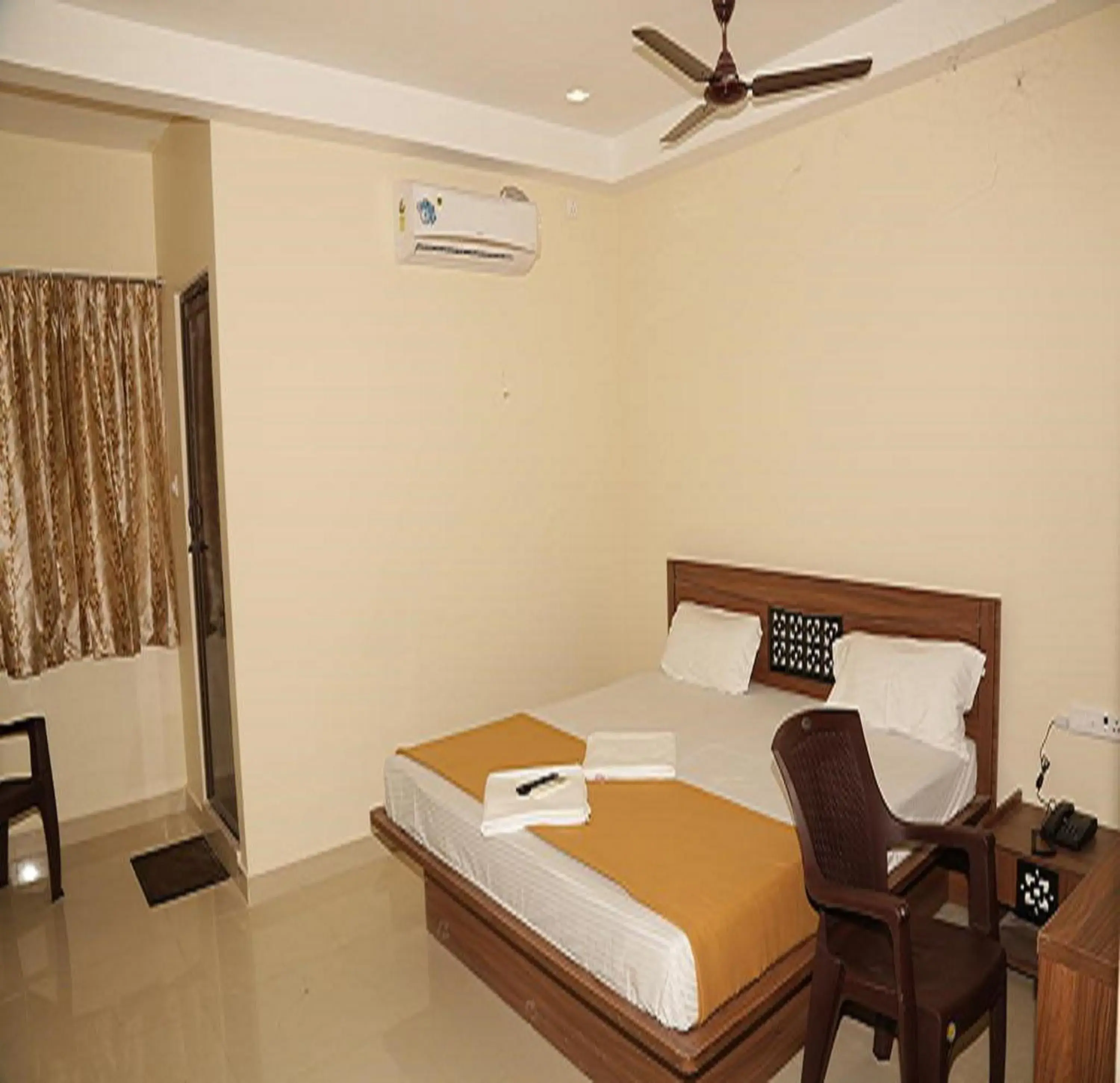 Deluxe Double Room in Santhosh Inn Deluxe Double Room in Santhosh Inn