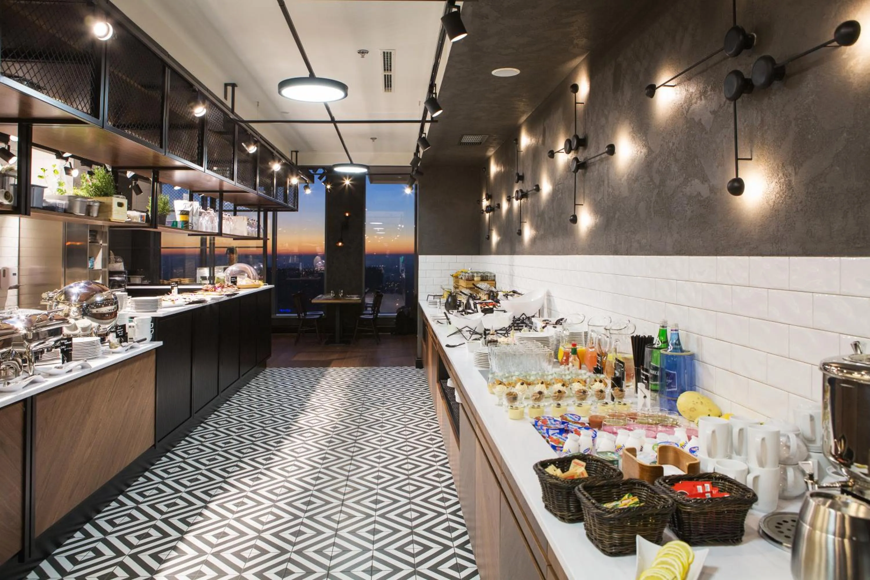 Restaurant/places to eat in Courtyard by Marriott Katowice City Center