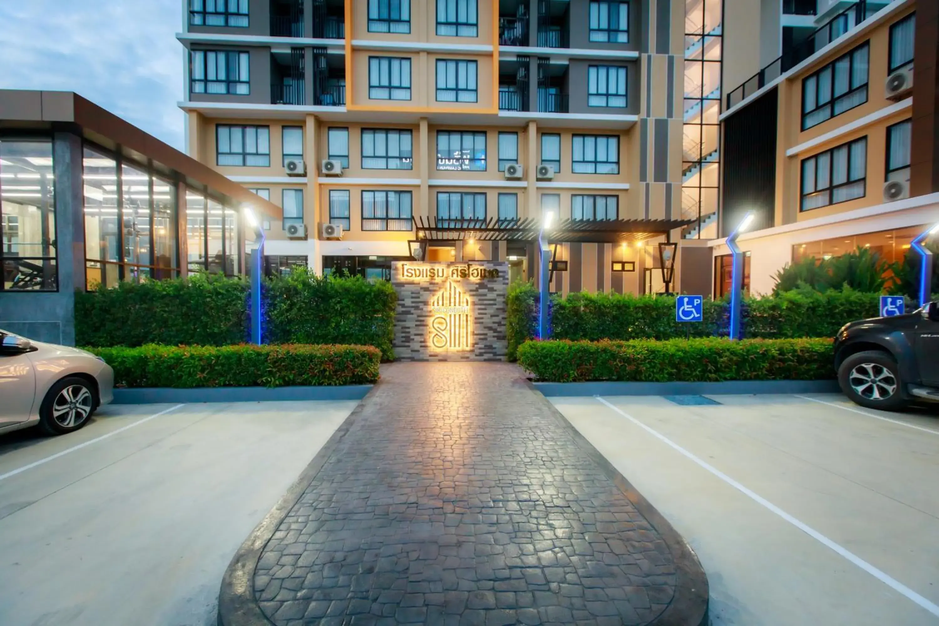 Facade/entrance in Siri Hotel Lumphun Facade/entrance in Siri Hotel Lumphun