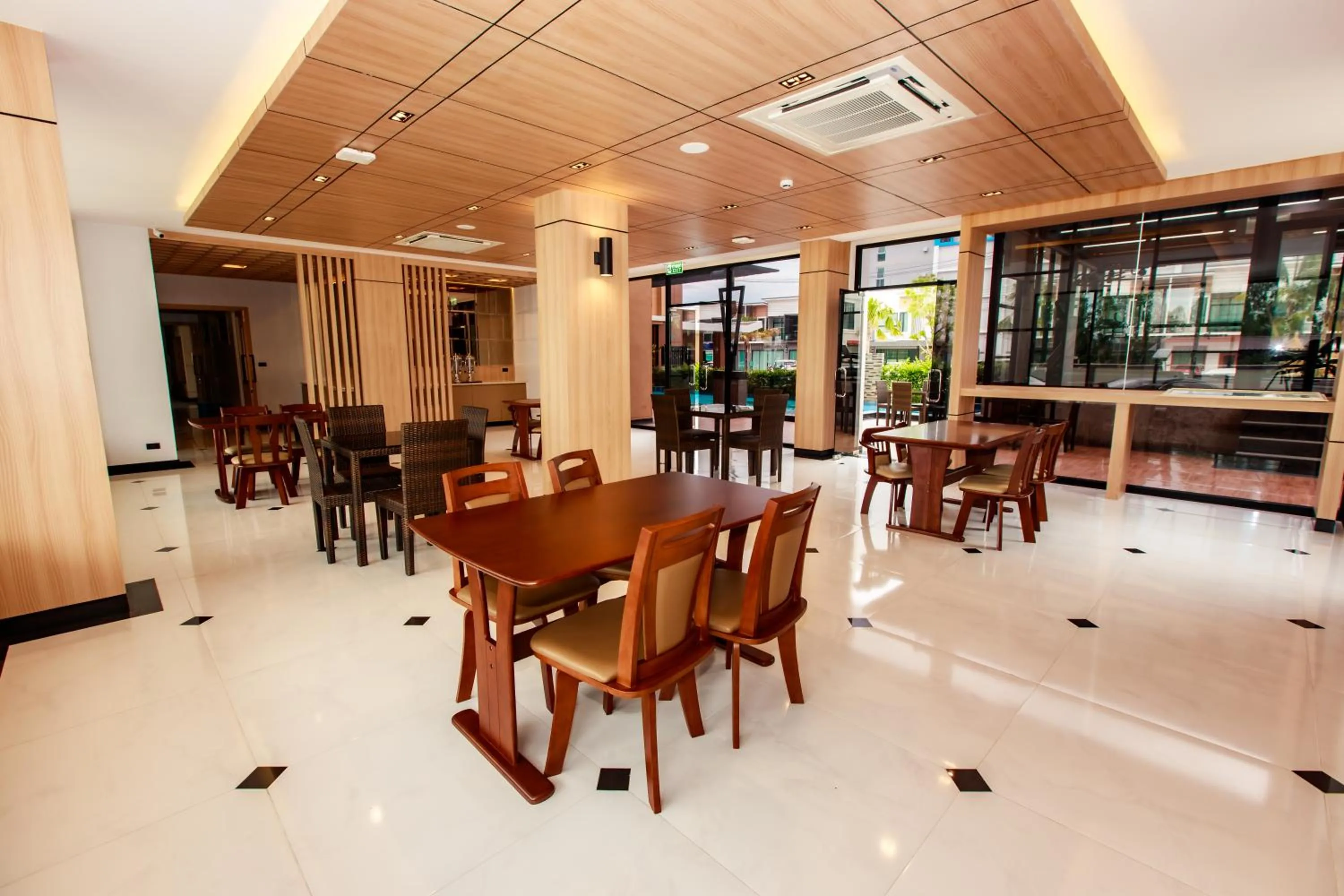 Restaurant/places to eat in Siri Hotel Lumphun
