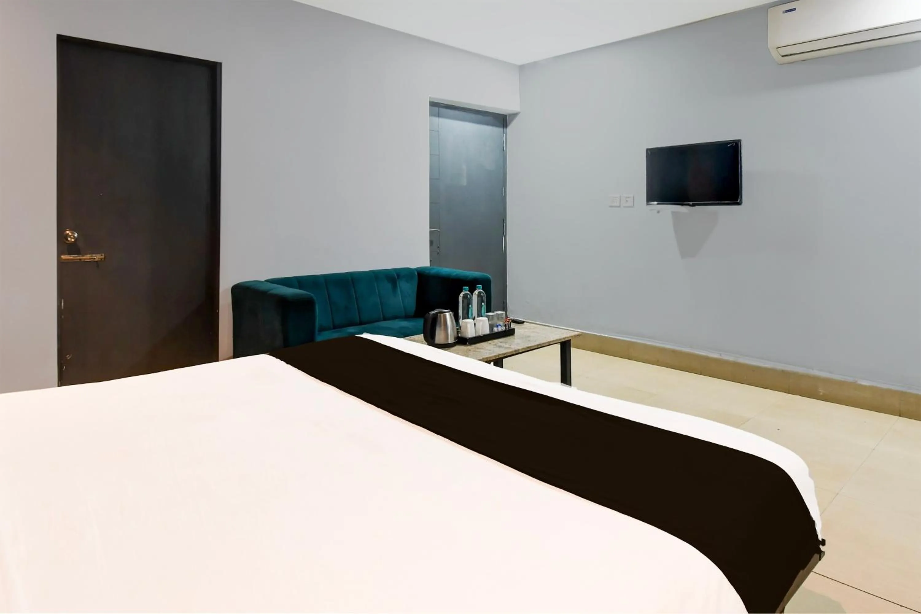 Lobby or reception, Bed in Hotel O Neatflix And Chill