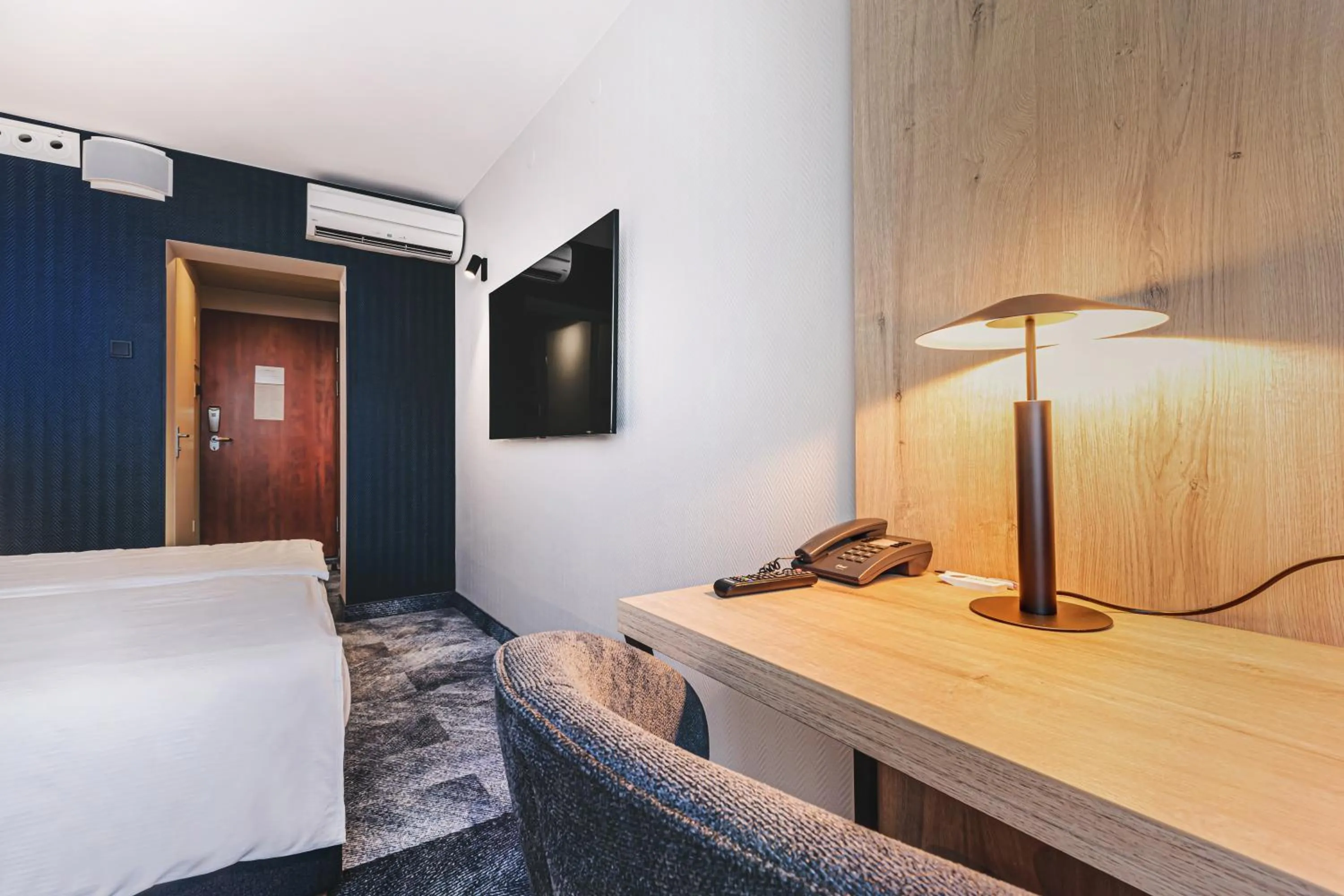 TV and multimedia, Bed in Qubus Hotel Legnica