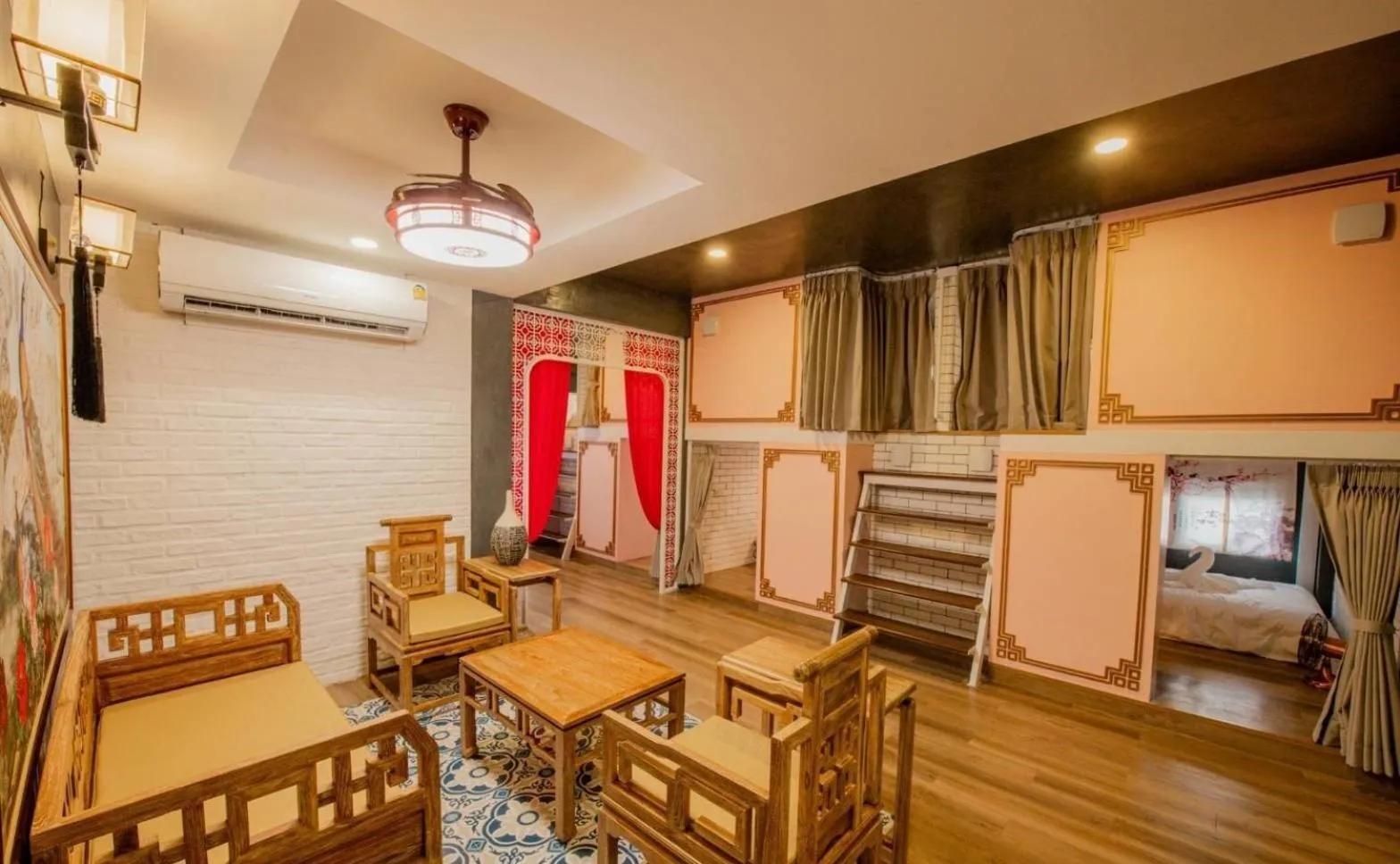 Lynlan Hostel & Cafe