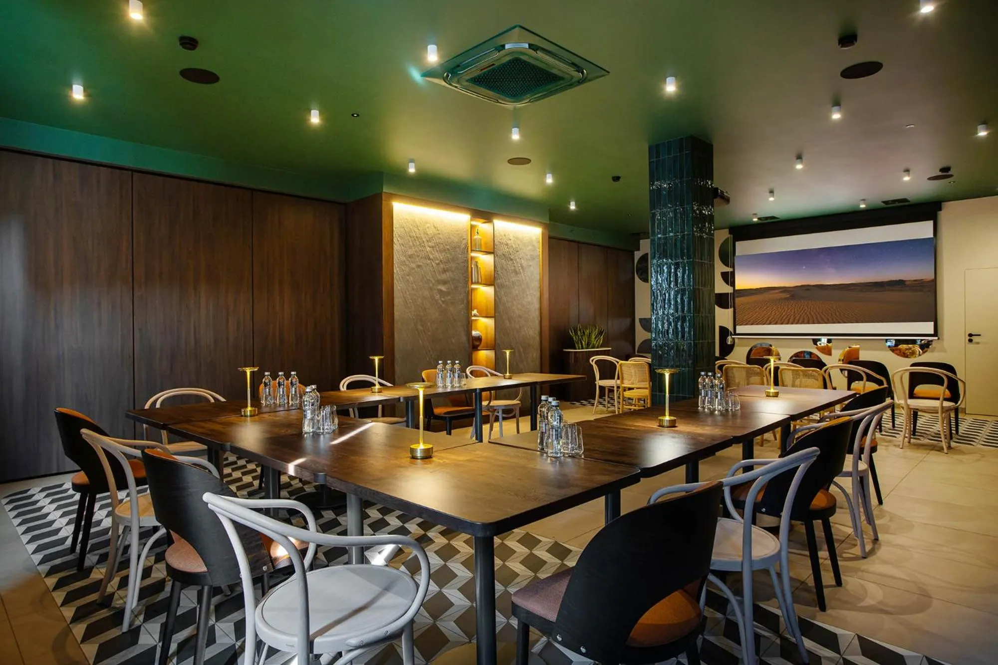 Restaurant/places to eat in Gold Hotel