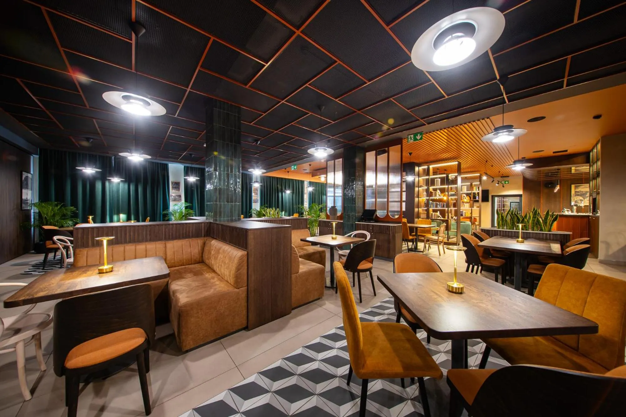 Restaurant/places to eat in Gold Hotel