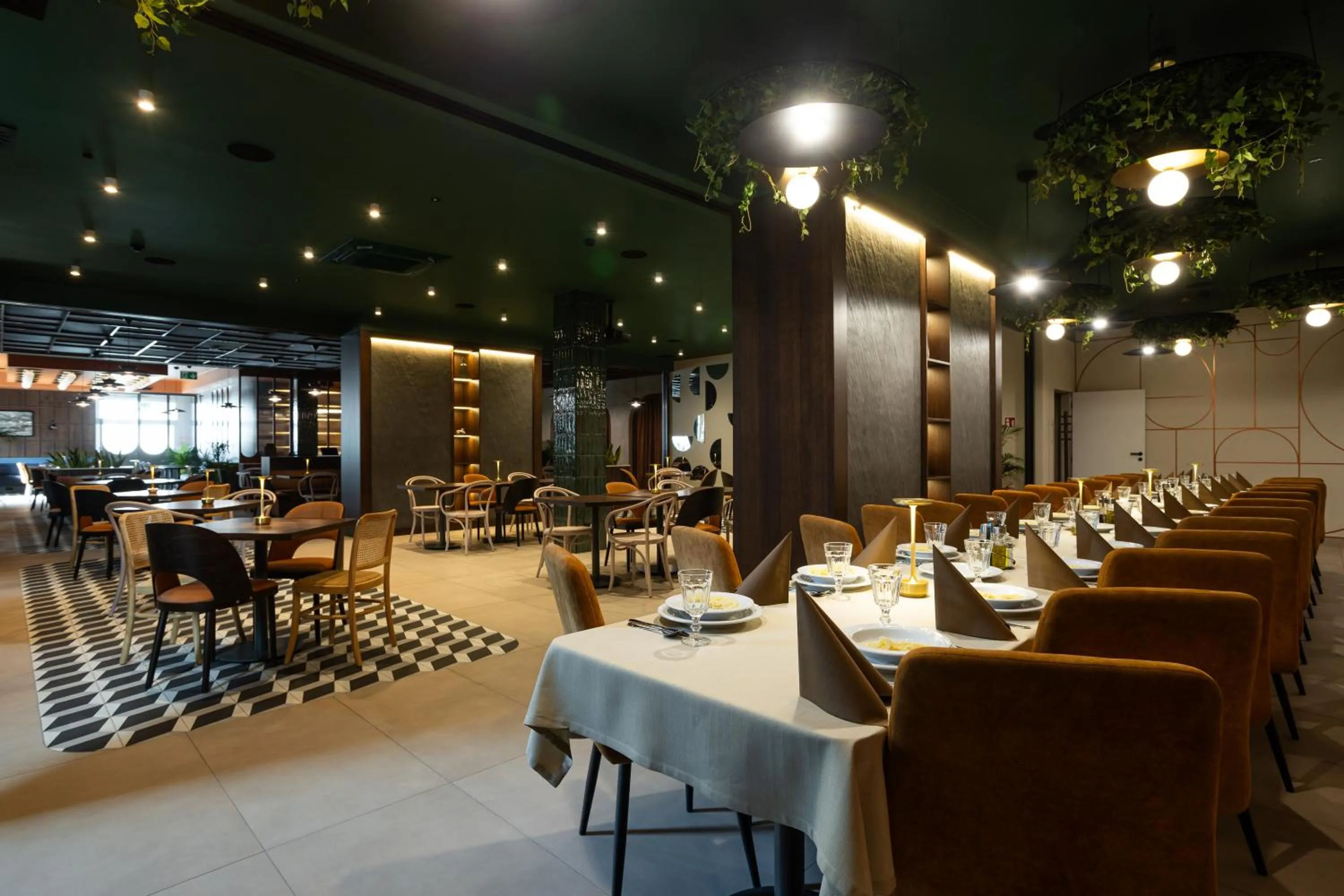 Restaurant/places to eat in Gold Hotel