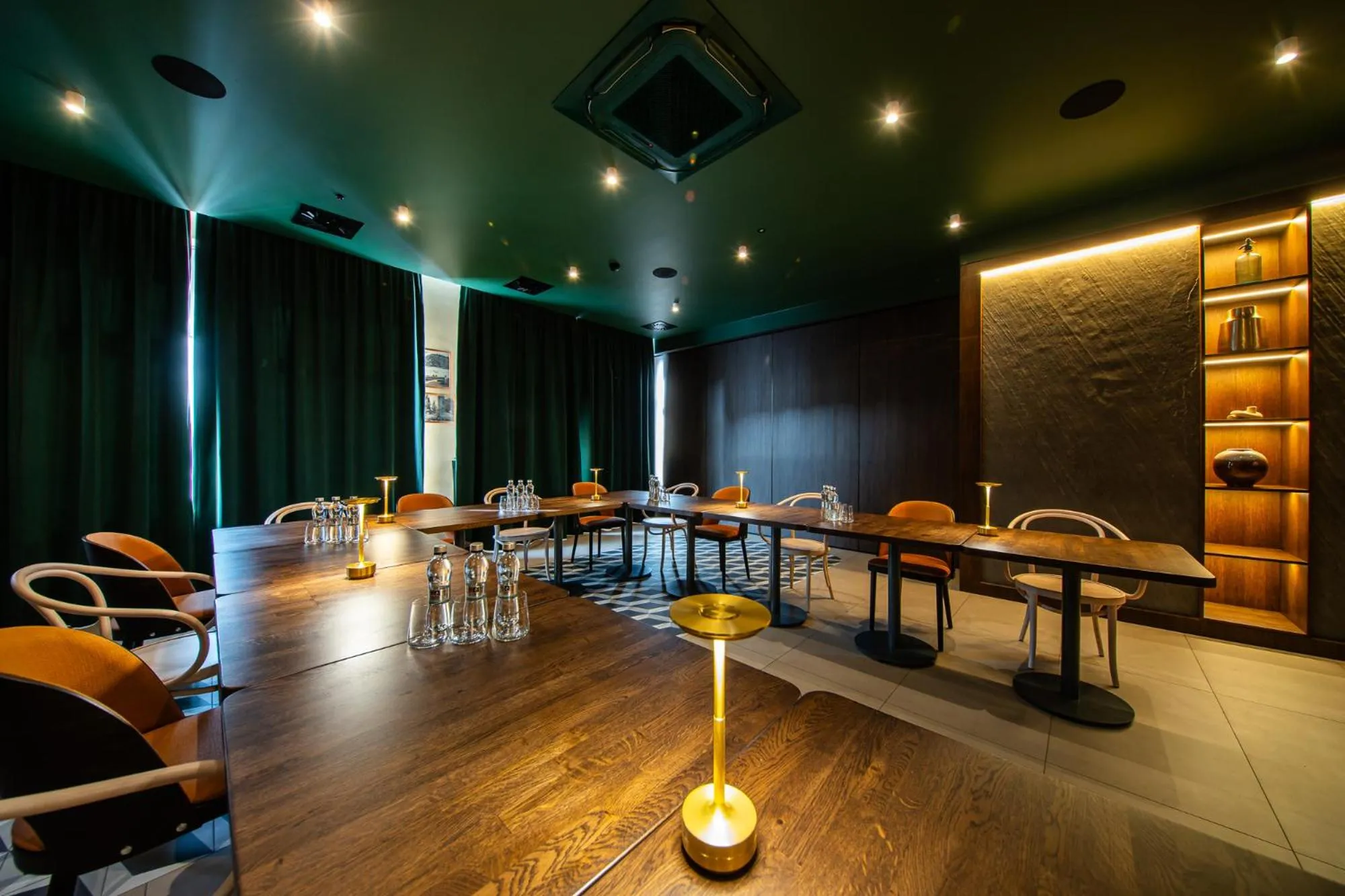 Restaurant/places to eat in Gold Hotel