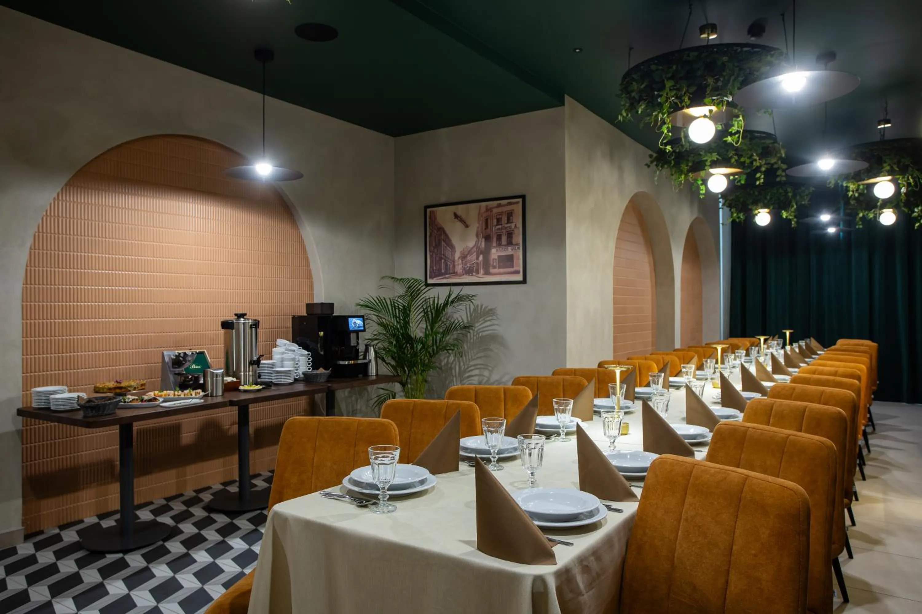 Restaurant/places to eat in Gold Hotel