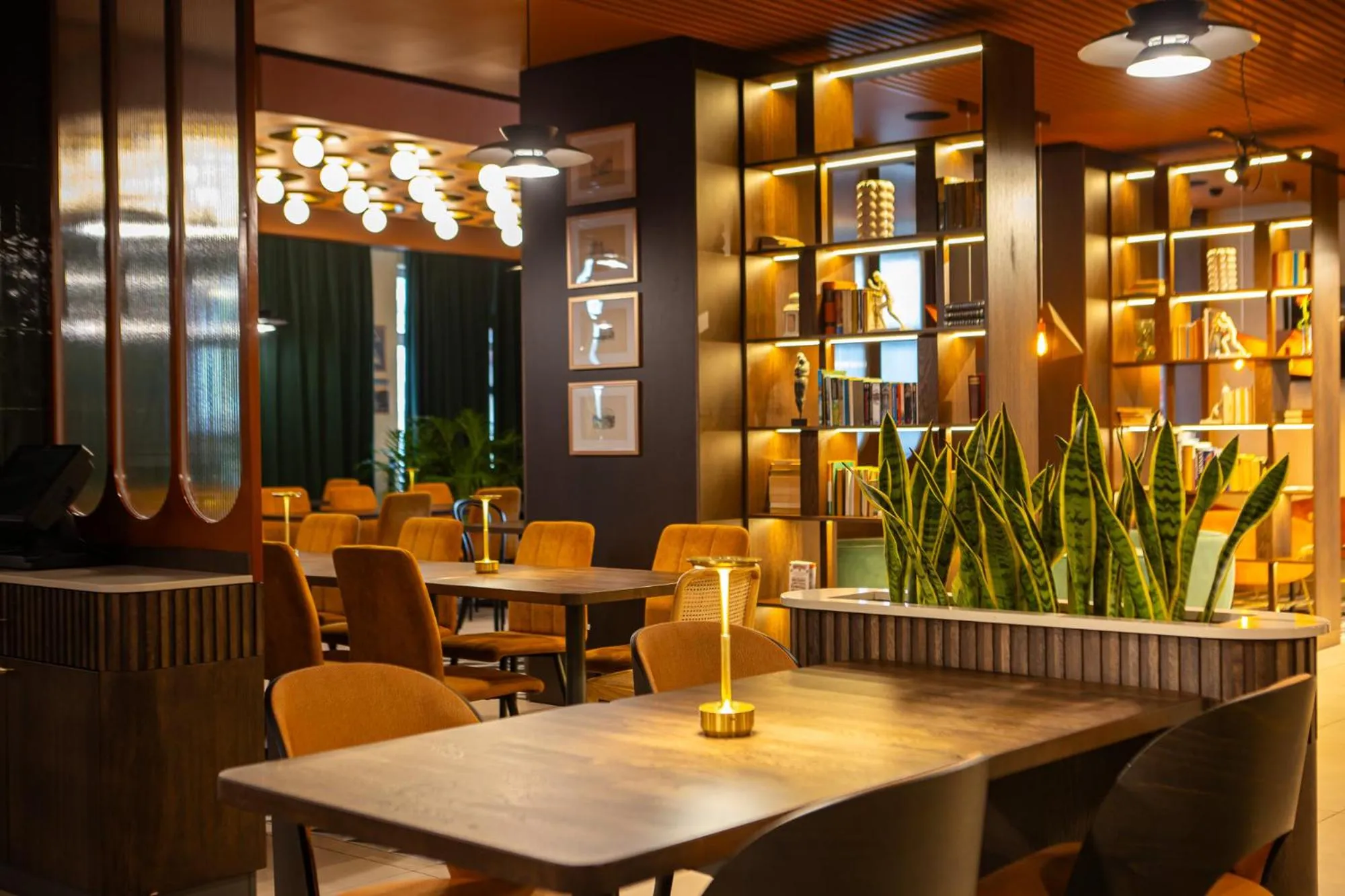 Restaurant/places to eat in Gold Hotel