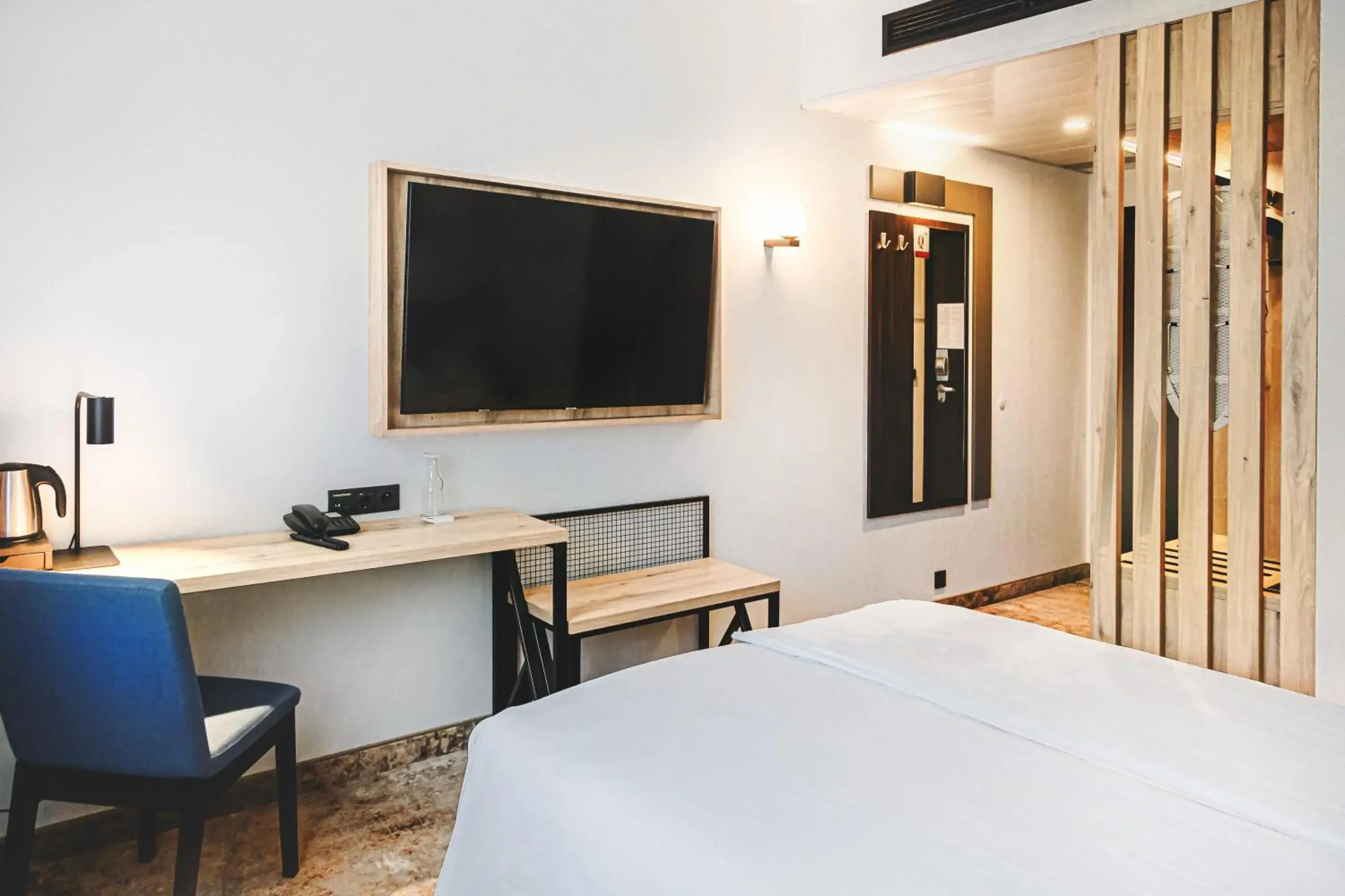 TV and multimedia, Bed in Qubus Hotel Łódź TV and multimedia, Bed in Qubus Hotel Łódź