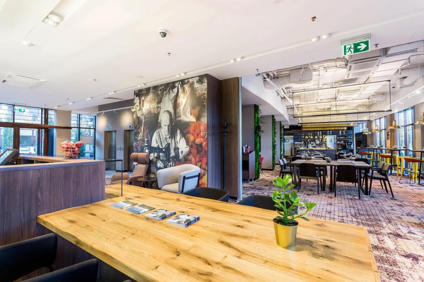 Communal lounge/ TV room in Qubus Hotel Łódź