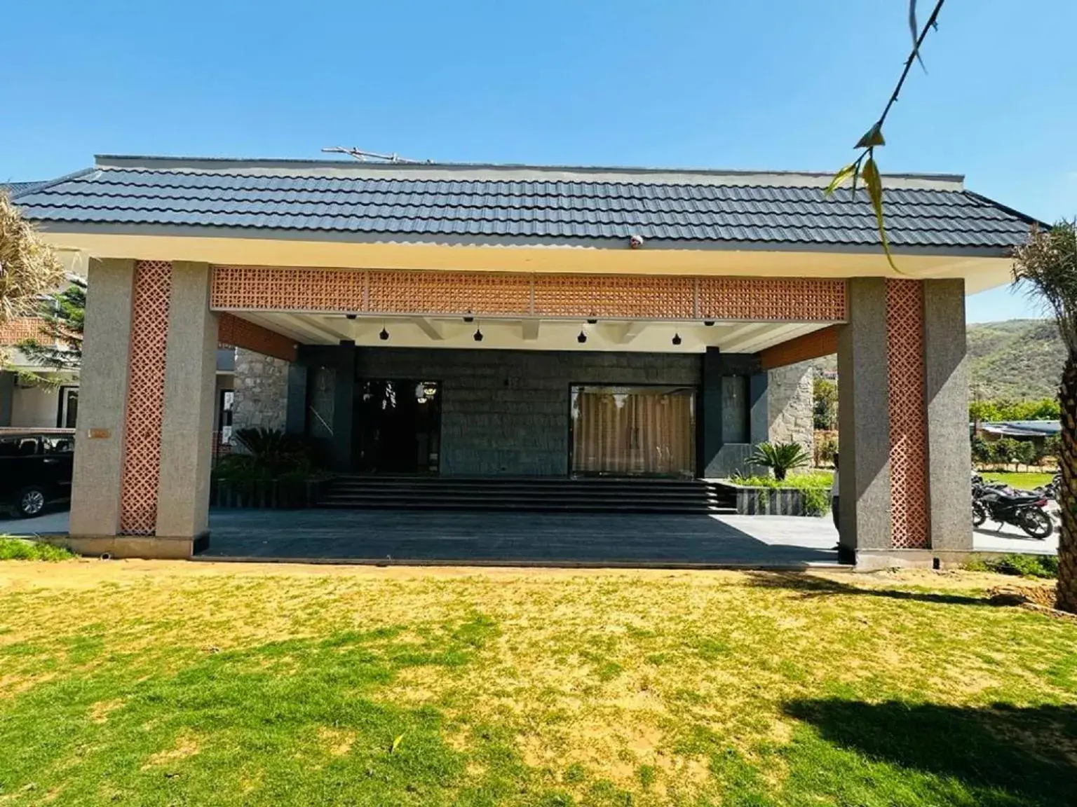 Property building in Nature Retreat Resorts- Life in Nature Property building in Nature Retreat Resorts- Life in Nature